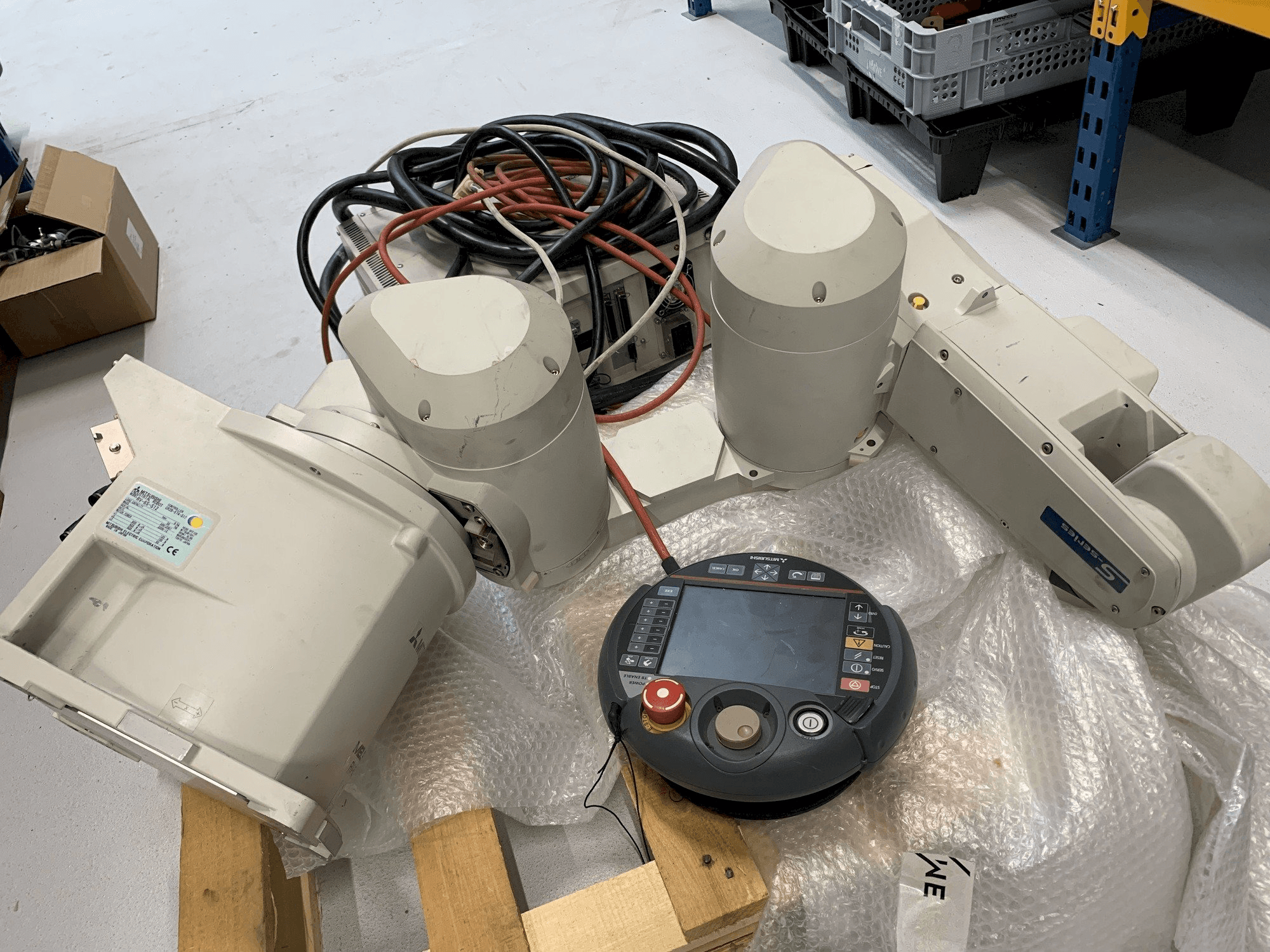 Prikaz stroja Mitsubishi Melfa RV 6S sprijeda