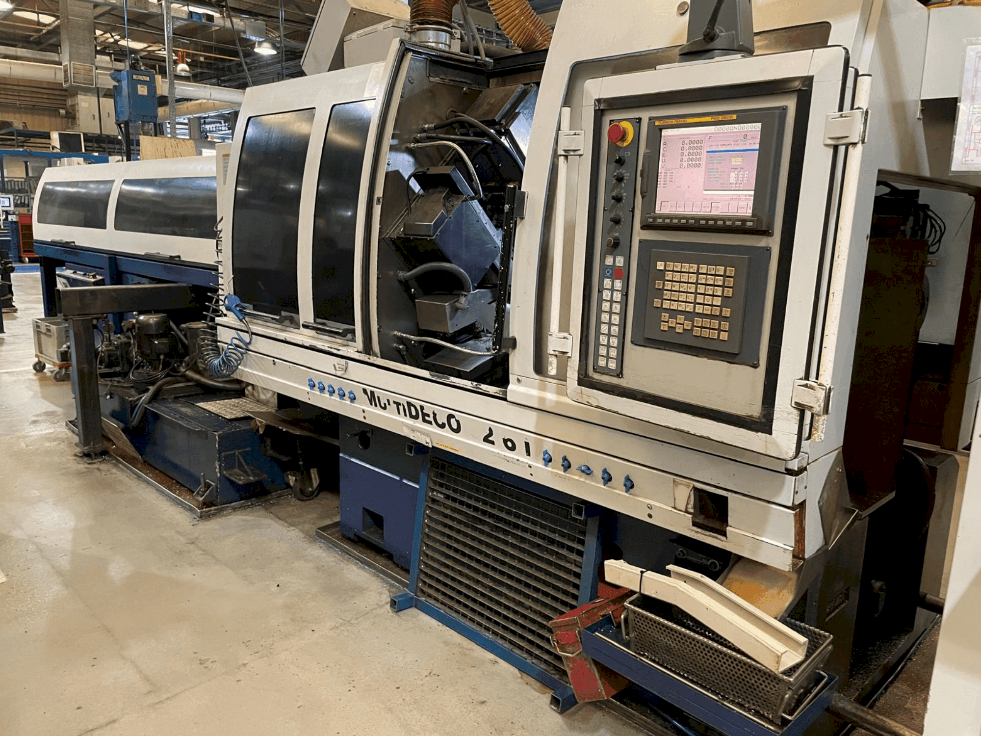 Prikaz stroja TORNOS MultiDeco 32-6i sprijeda