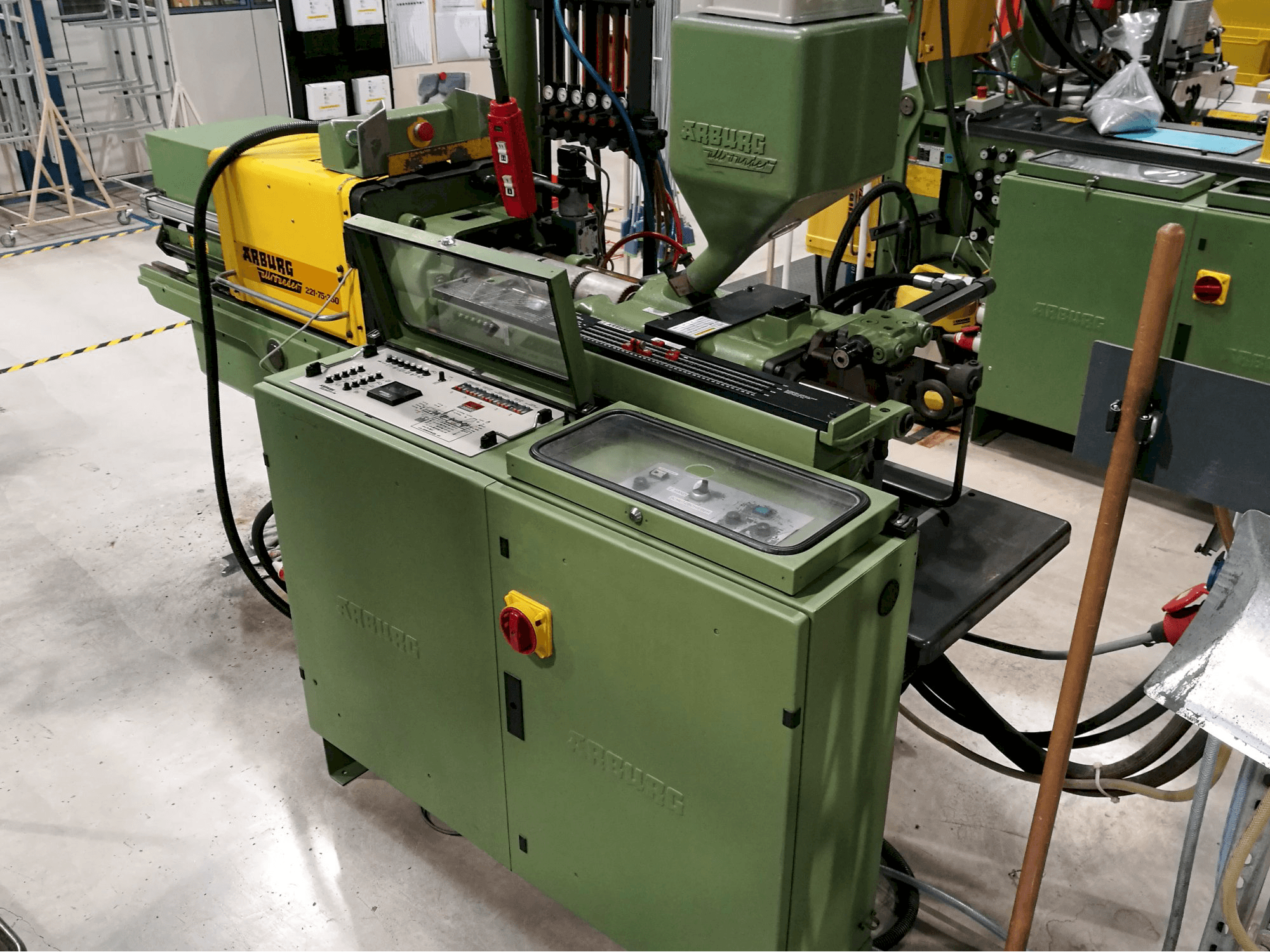 Prikaz stroja Arburg Allrounder 221-75-350 zdesna