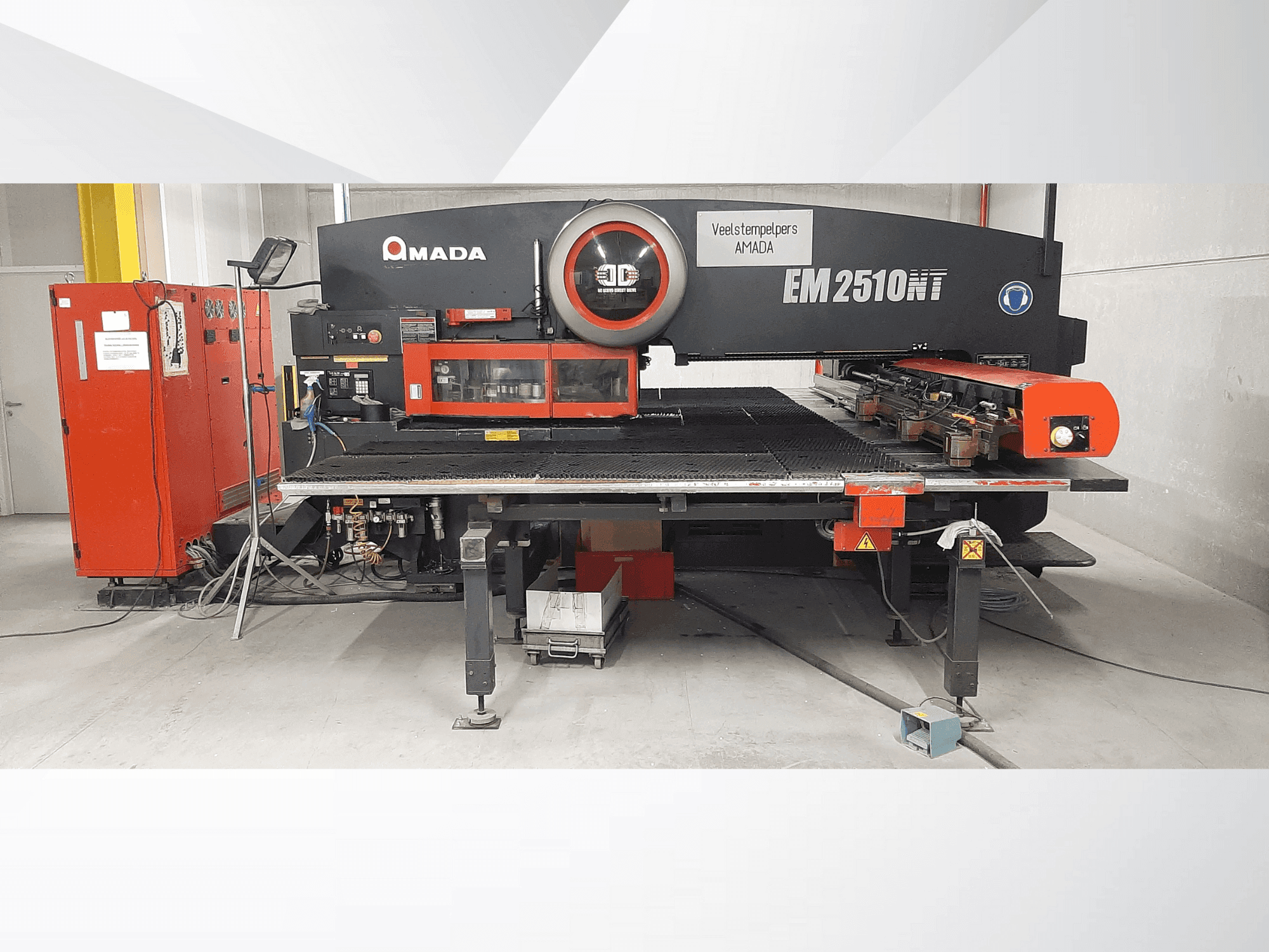 Prikaz stroja AMADA EM2510NT sprijeda