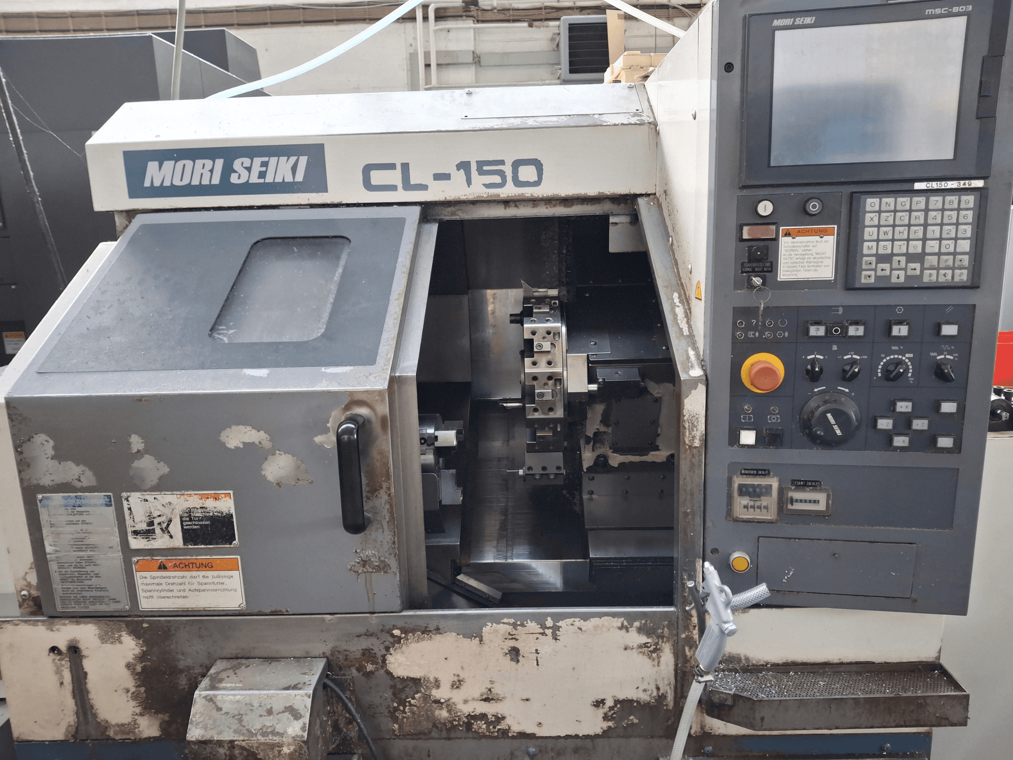 MORI SEIKI CL-150 horizontalni tokarski stroj, prednji pogled. Sadrži upravljačku ploču, alate za rezanje i operativne zaslone.
