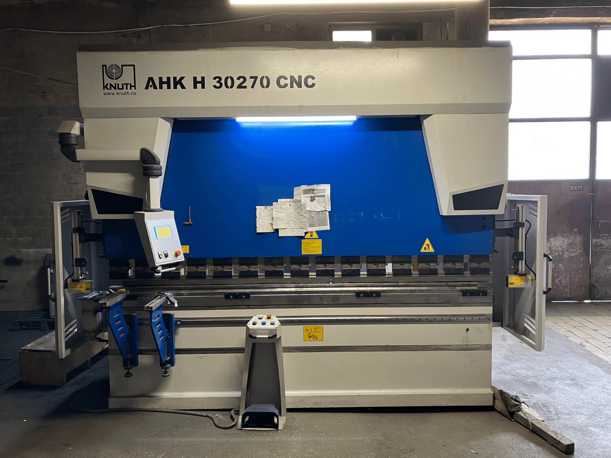 KNUTH AHK H 30270 CNC preša za savijanje u radionici, prednji pogled, s upravljačkom pločom i plavo/bijelim dizajnom, s otvorenim bočnim vratima.