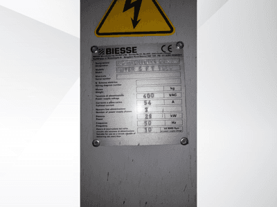 Pločica s tehničkim specifikacijama Biesse NC obradnog centra, s prikazom napona, težine i snage, bočni pogled.