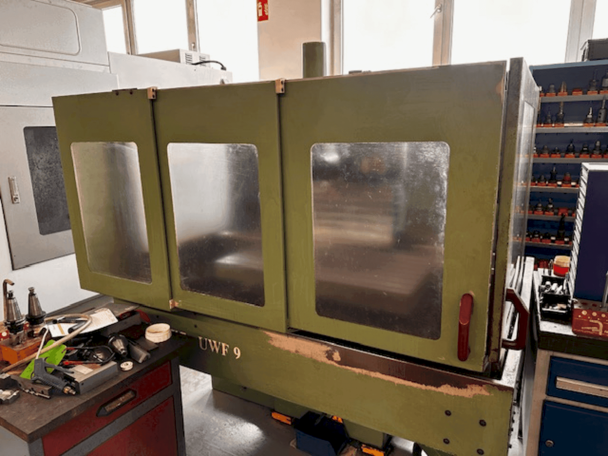 Prikaz stroja HERMLE UWF 900 sprijeda