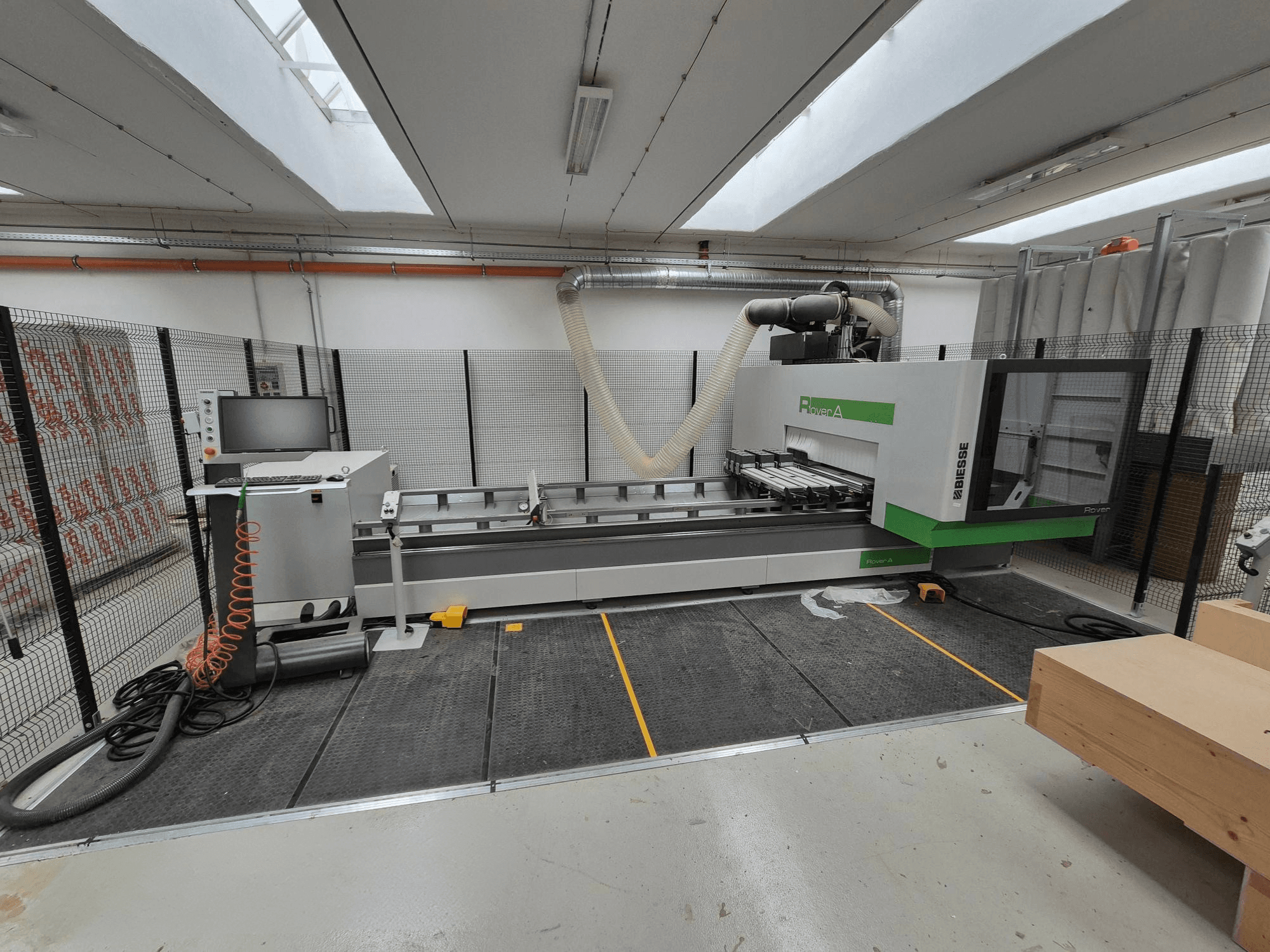 Biesse Rover CNC stroj u radionici, prednji pogled. Ima upravljačku ploču, vakuumski sustav i radnu površinu.