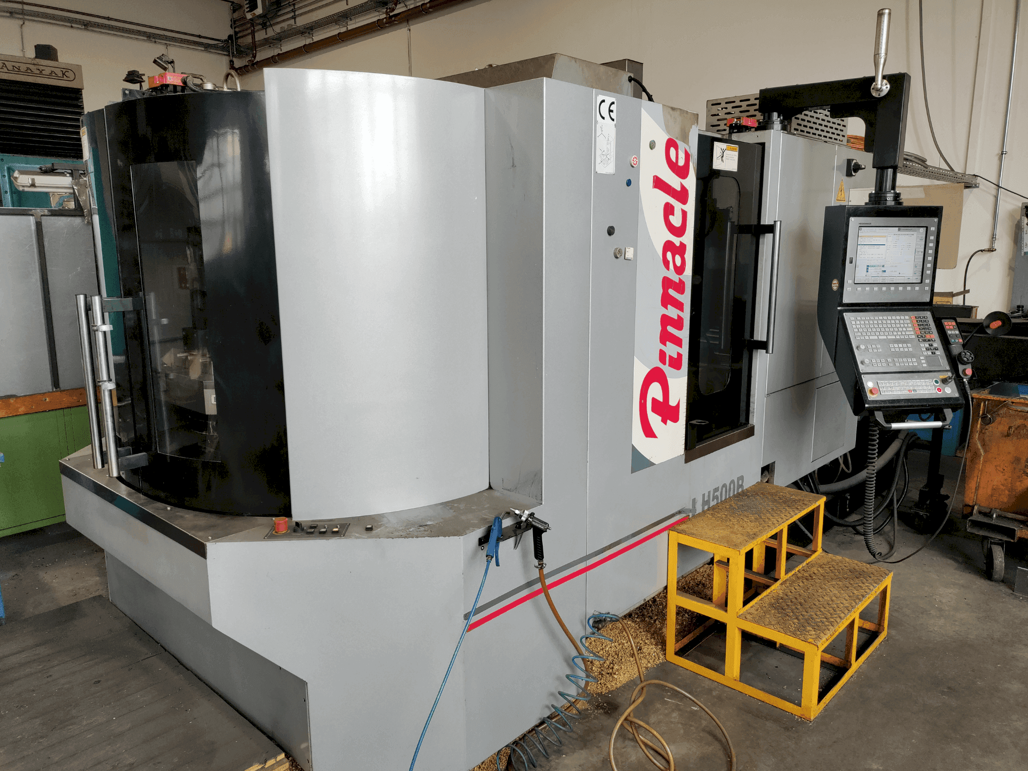 Prikaz stroja Pinnacle LH 500B sprijeda