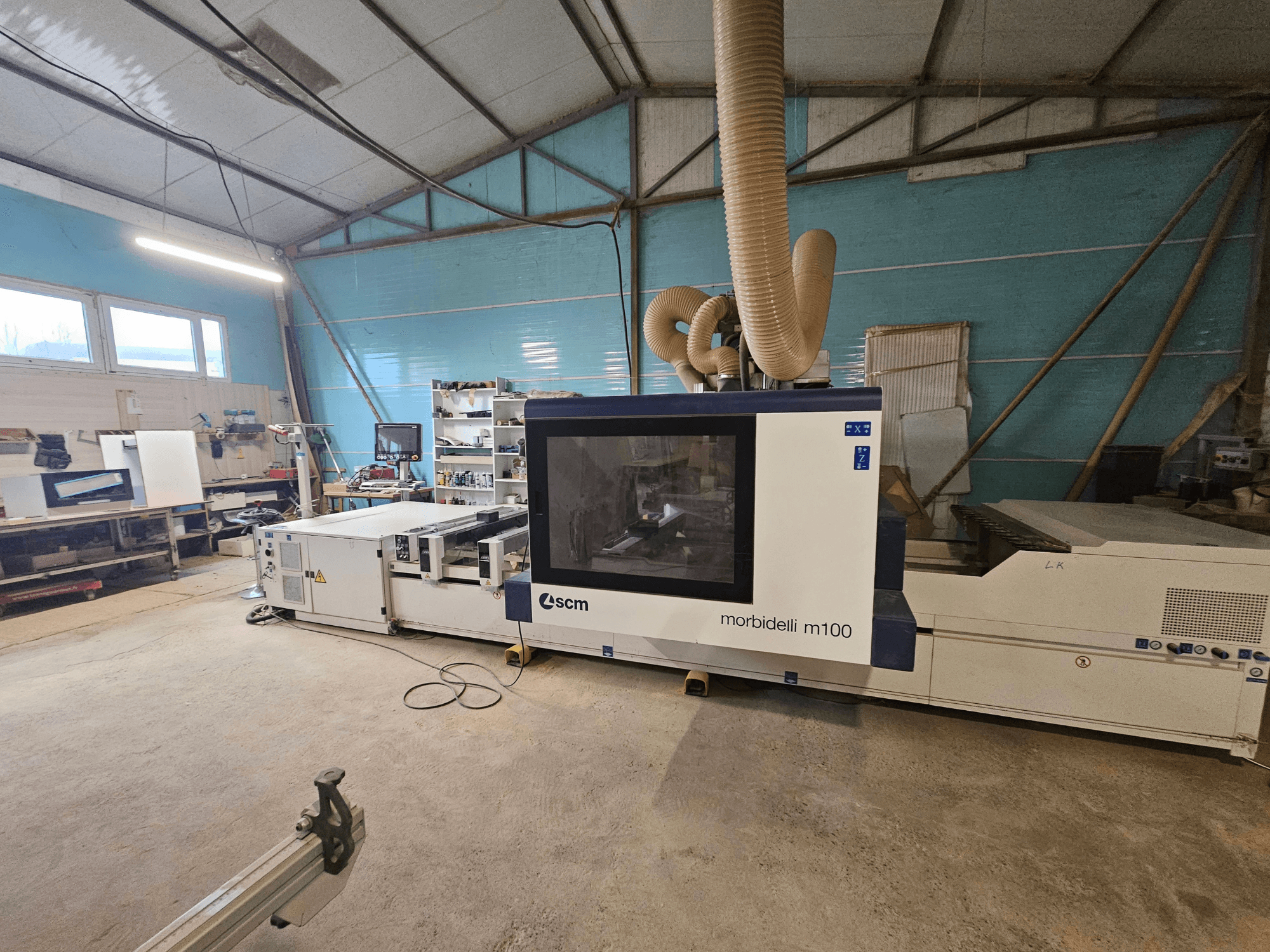 CNC stroj SCM Morbidelli M100 u radionici, prednji pogled, s prikazom sustava za usisavanje prašine i upravljačke ploče.