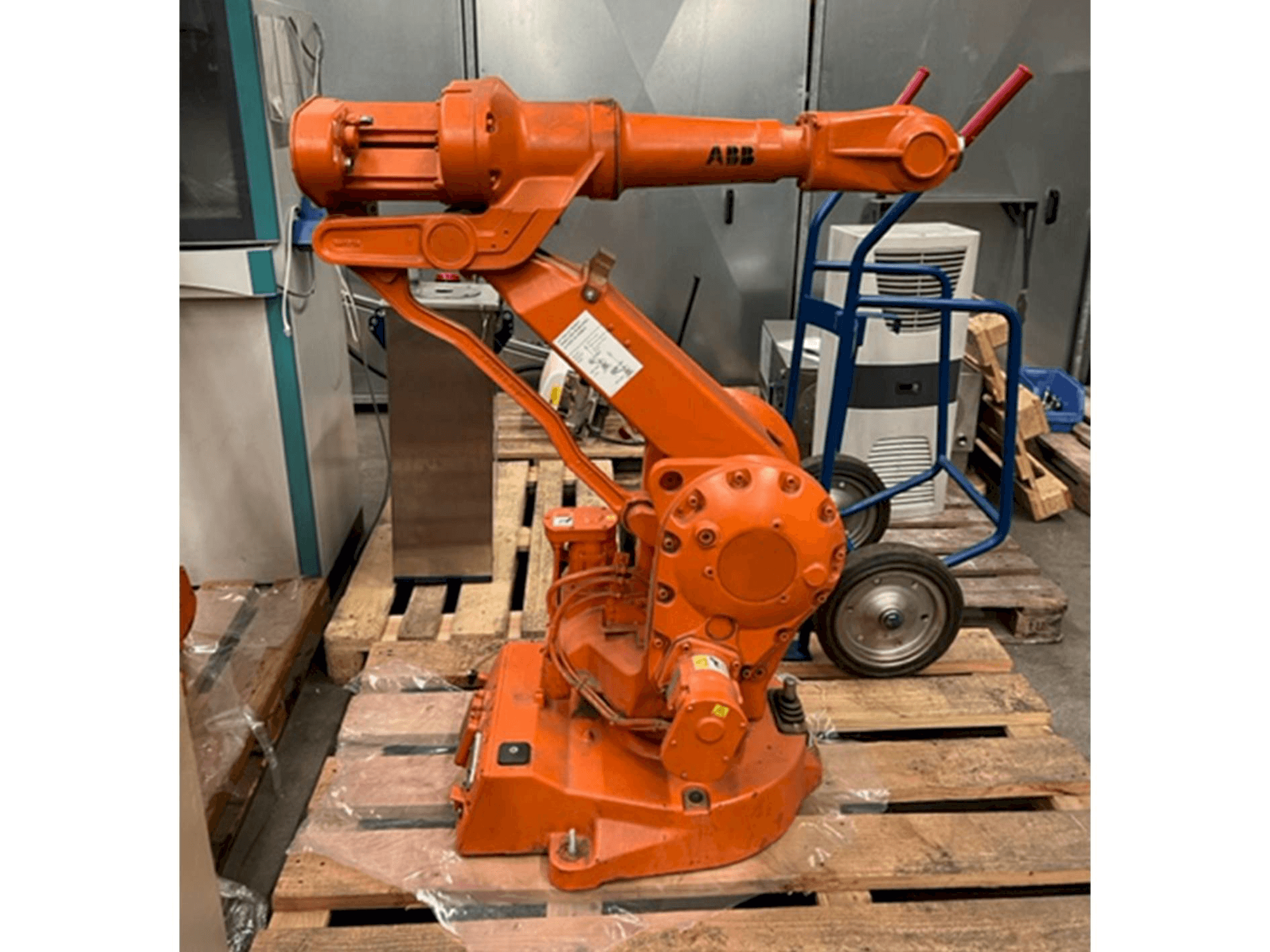 Prikaz stroja ABB IRB 2400/16 M2000 sprijeda