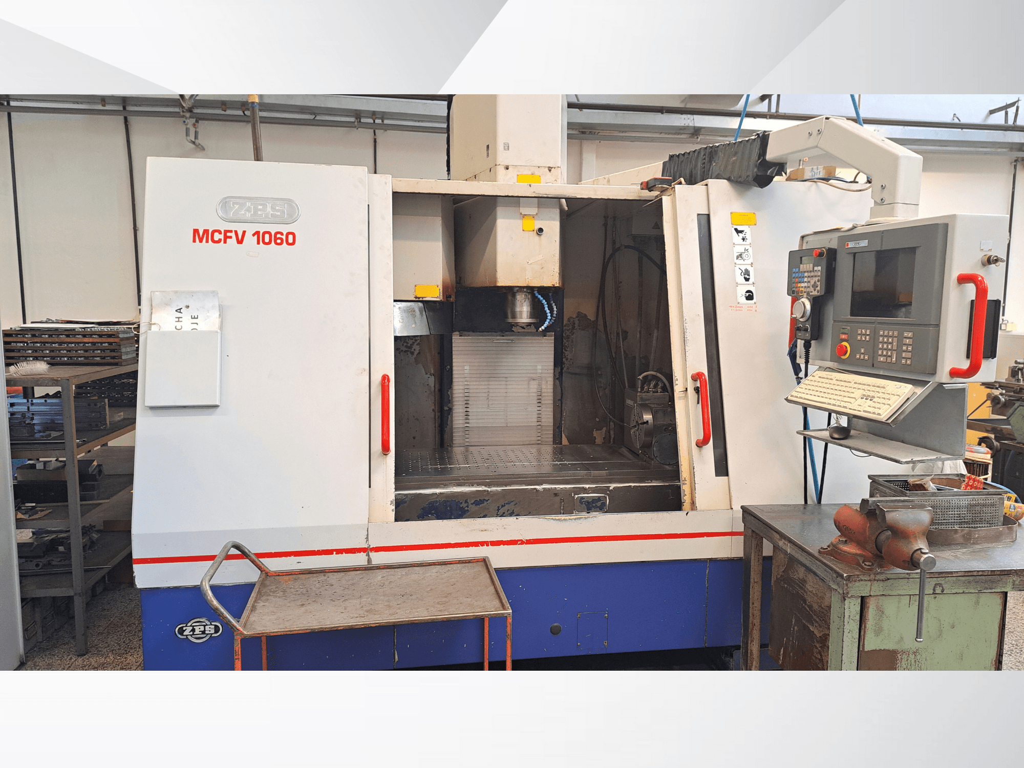 ZPS MCFV 1060 CNC stroj u radionici, prednji pogled koji prikazuje upravljačku ploču, vreteno i radno područje; metalik siva i plava boja.