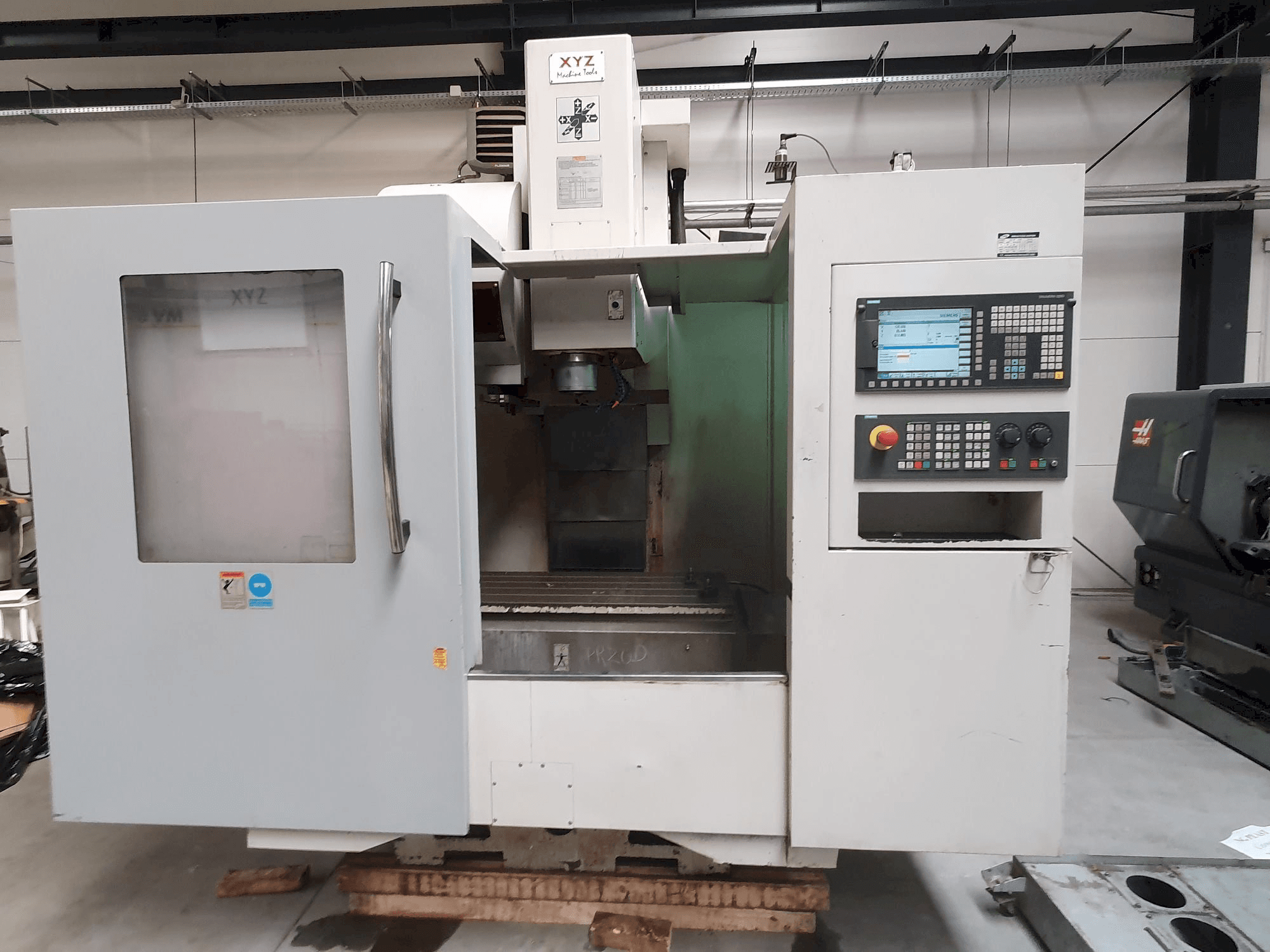 Prikaz stroja XYZ 1020 VMC sprijeda