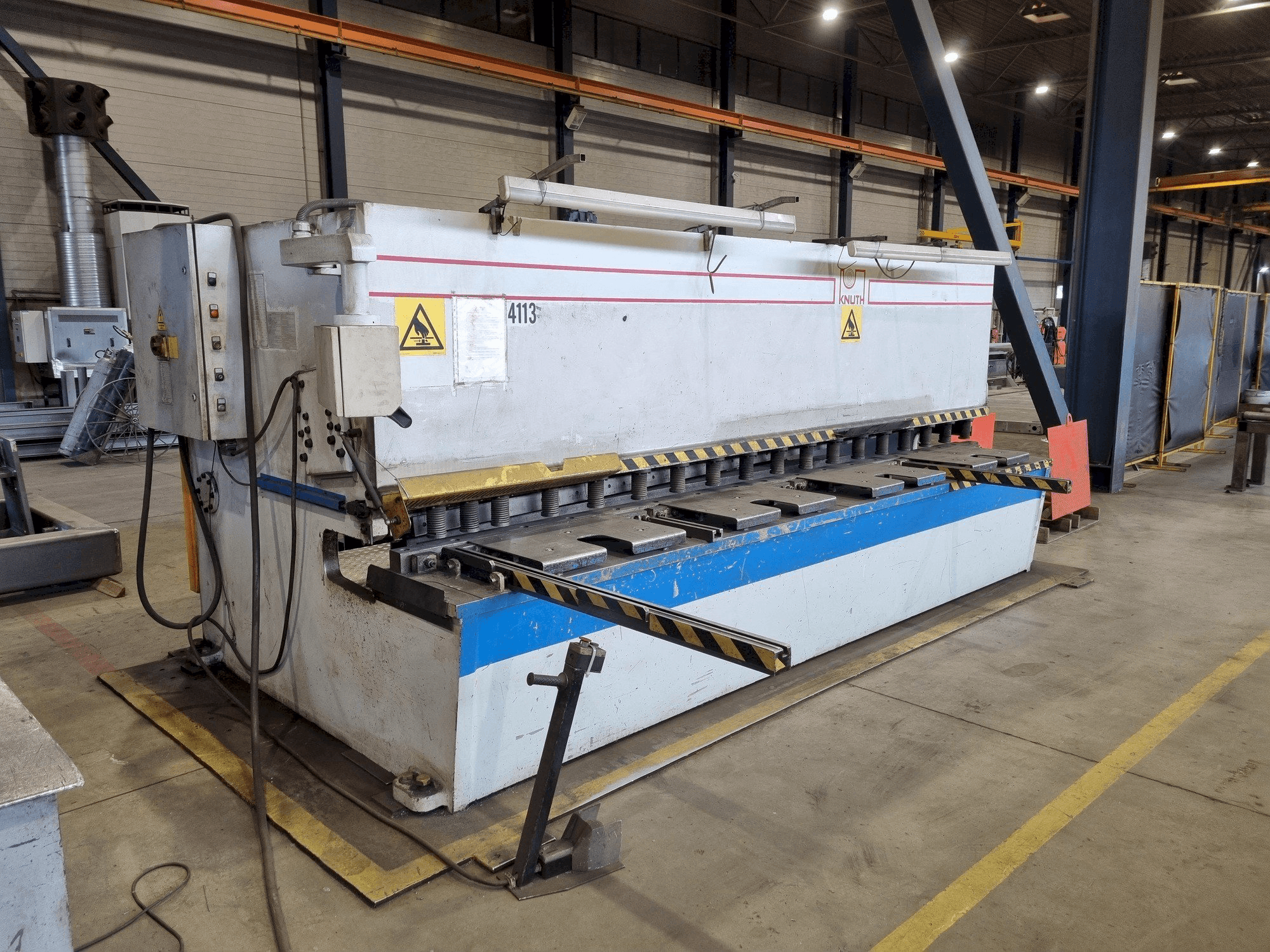 Prikaz lijeve strane stroja KNUTH KHT 4113