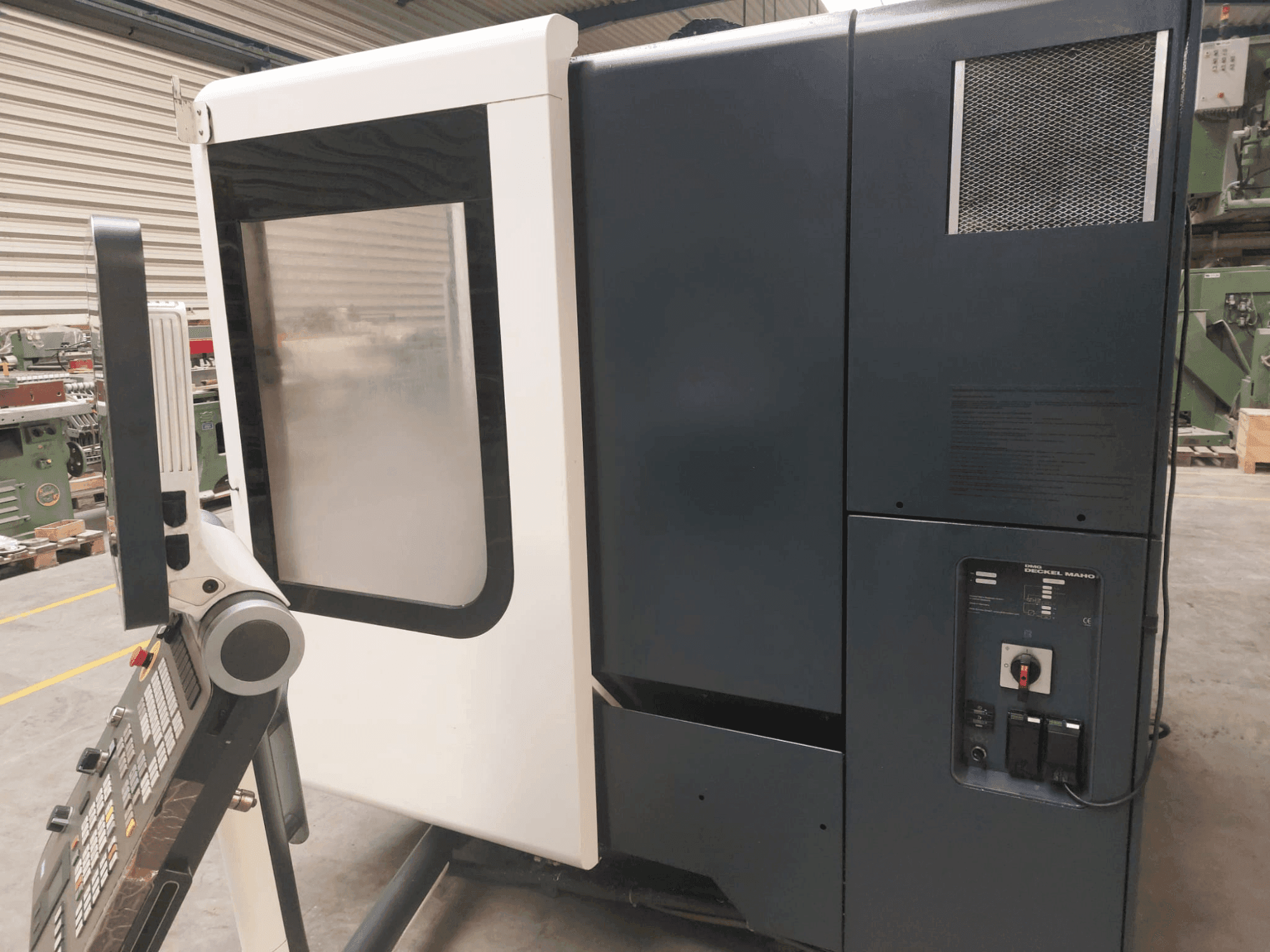 Prikaz stroja DMG DECKEL MAHO DMU 50 sprijeda