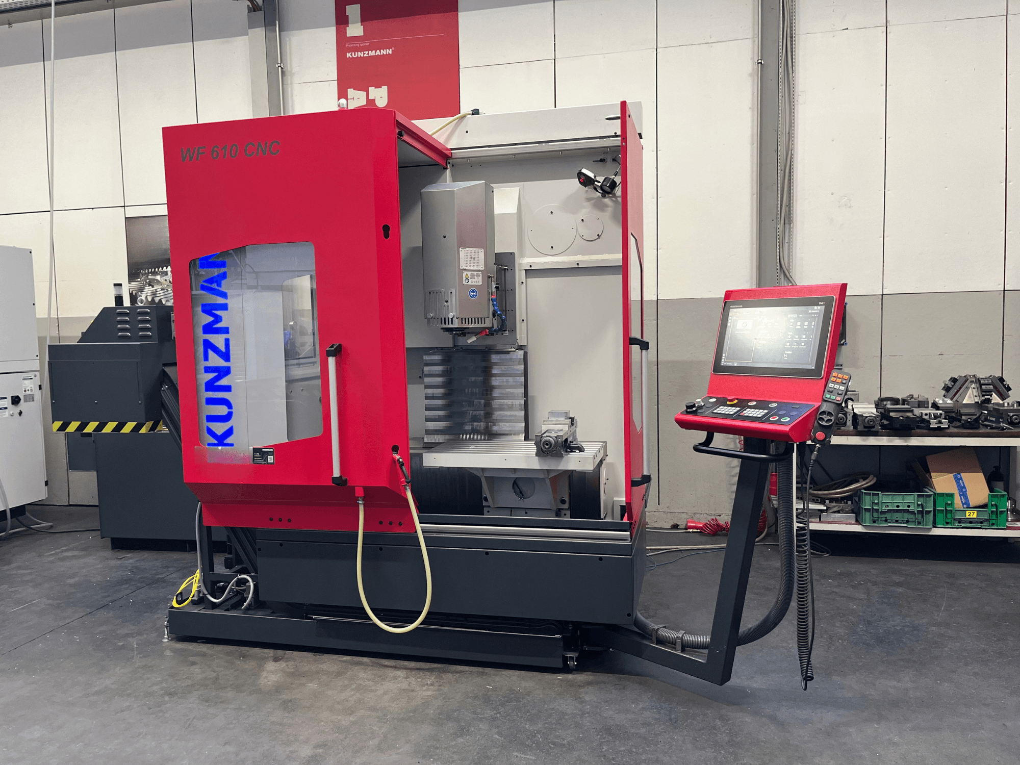Vertikalni obradni centar KUNZMANN WF 610 CNC u radionici s upravljačkom pločom i vidljivim komponentama stroja.
