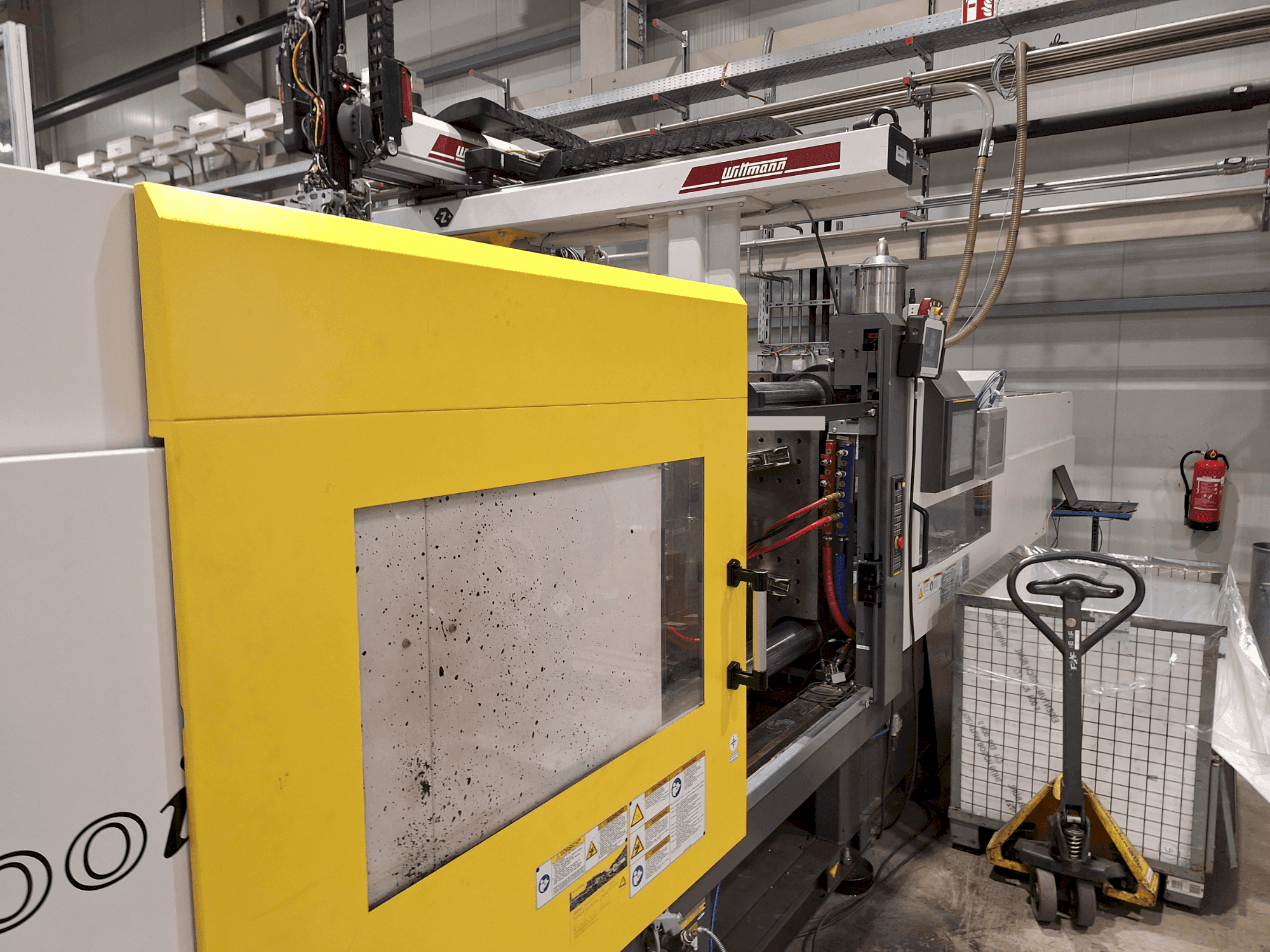 Prikaz stroja FANUC Roboshot S300iA sprijeda