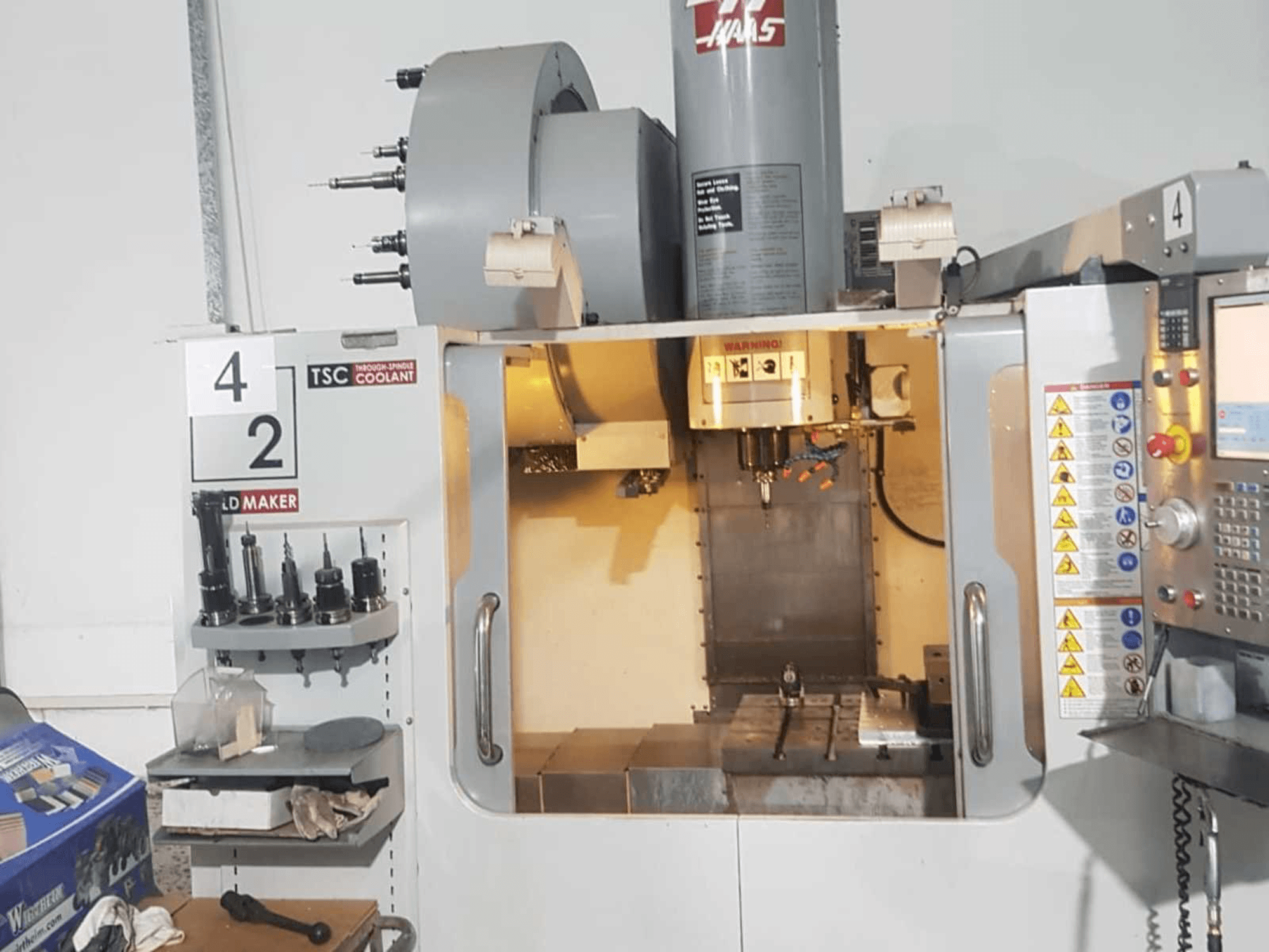 Prikaz stroja HAAS VM-2 sprijeda