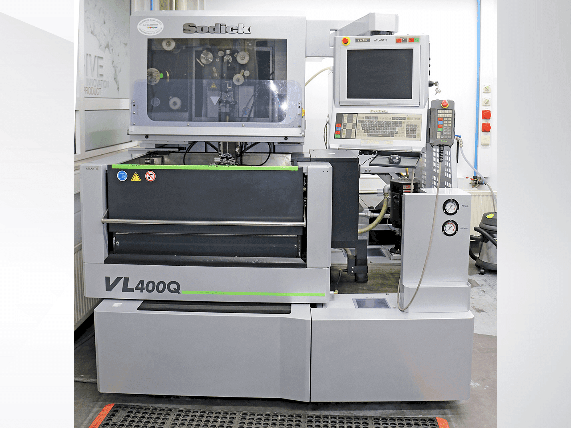 Prikaz stroja Sodick VL400Q sprijeda