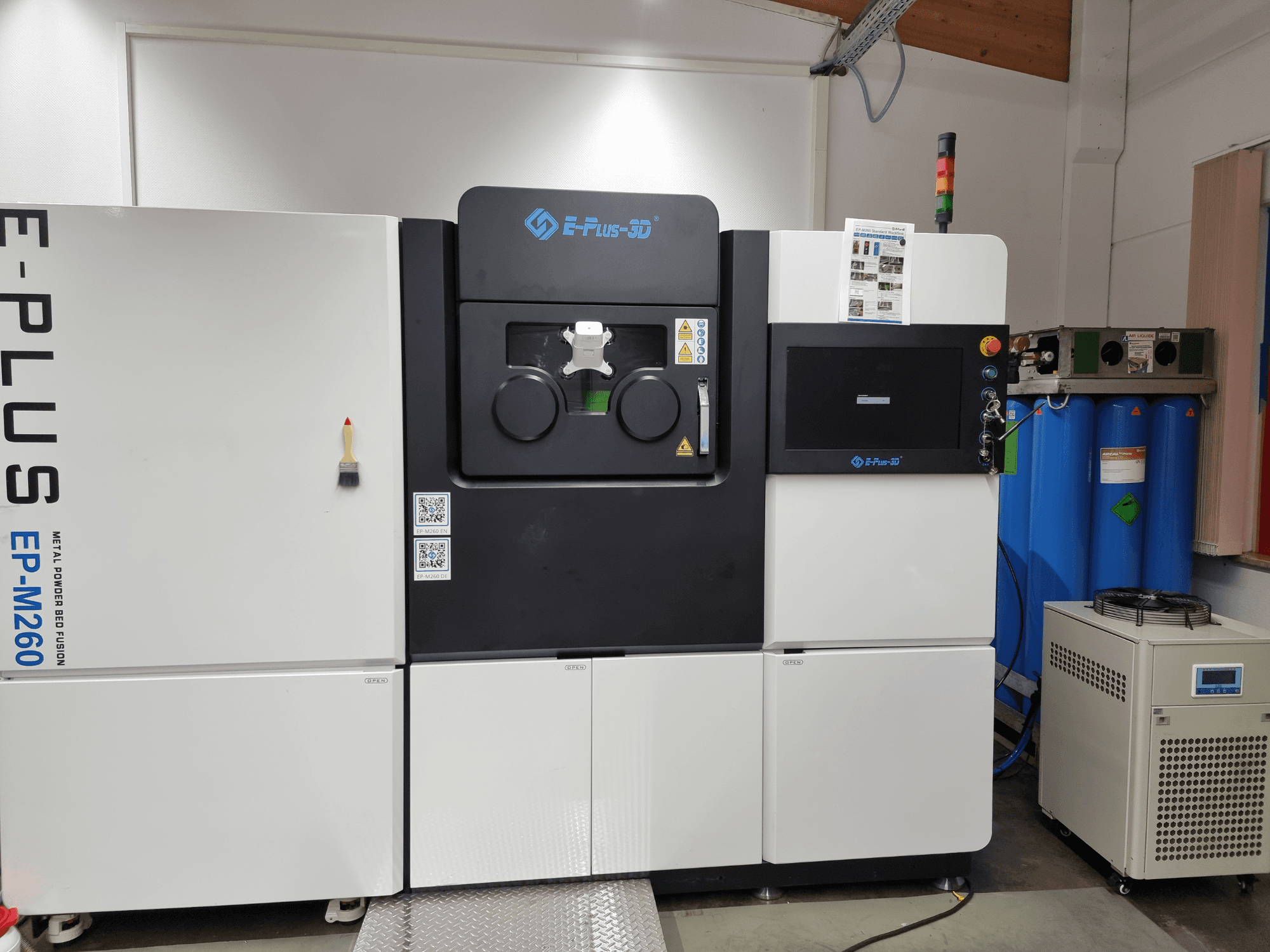 Prednji pogled na metalni 3D printer Eplus3D EP-M260, s prikazom dvostrukih komora i detalja upravljačke ploče.