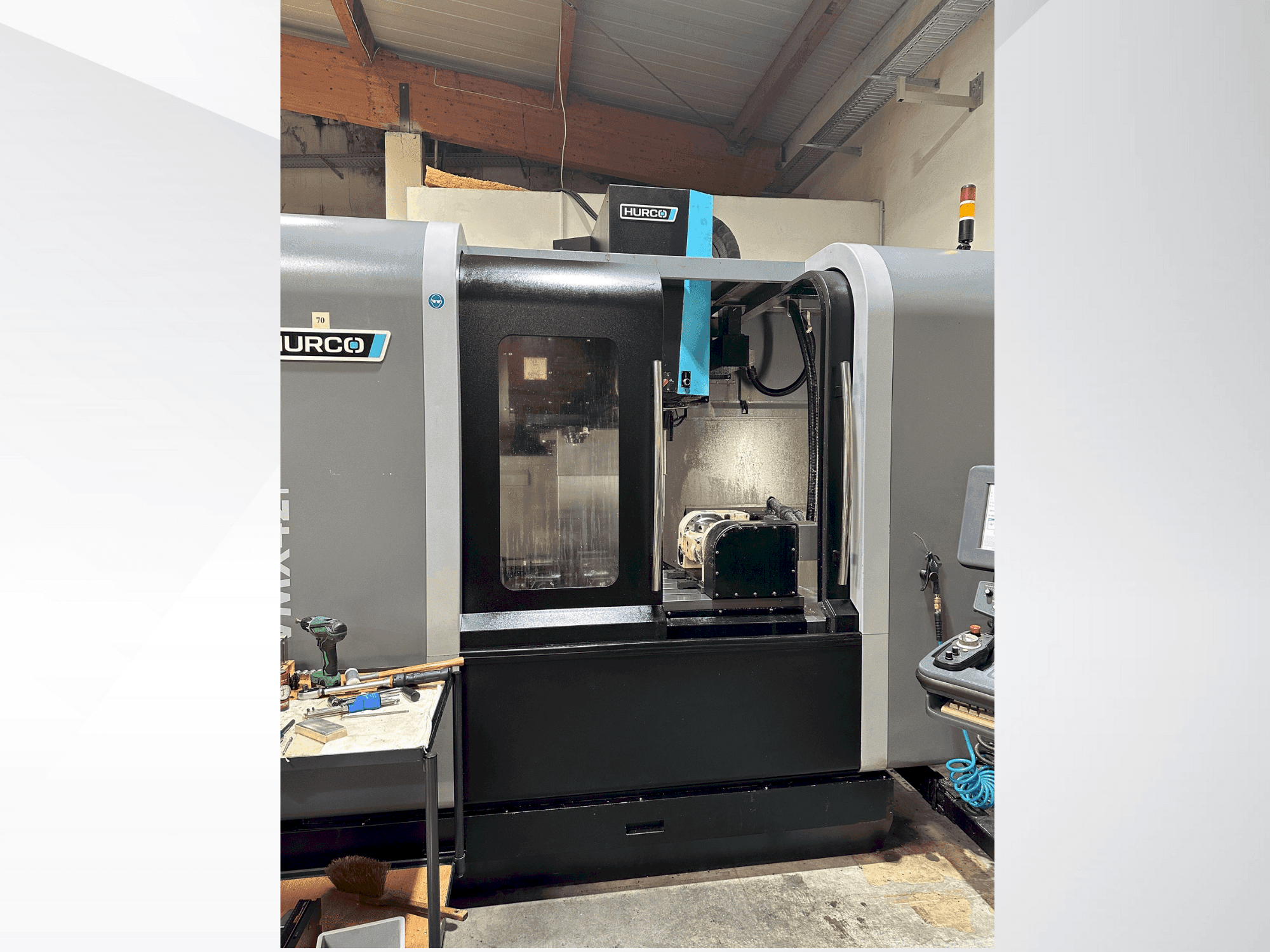 Prikaz stroja Hurco VMX 42i sprijeda