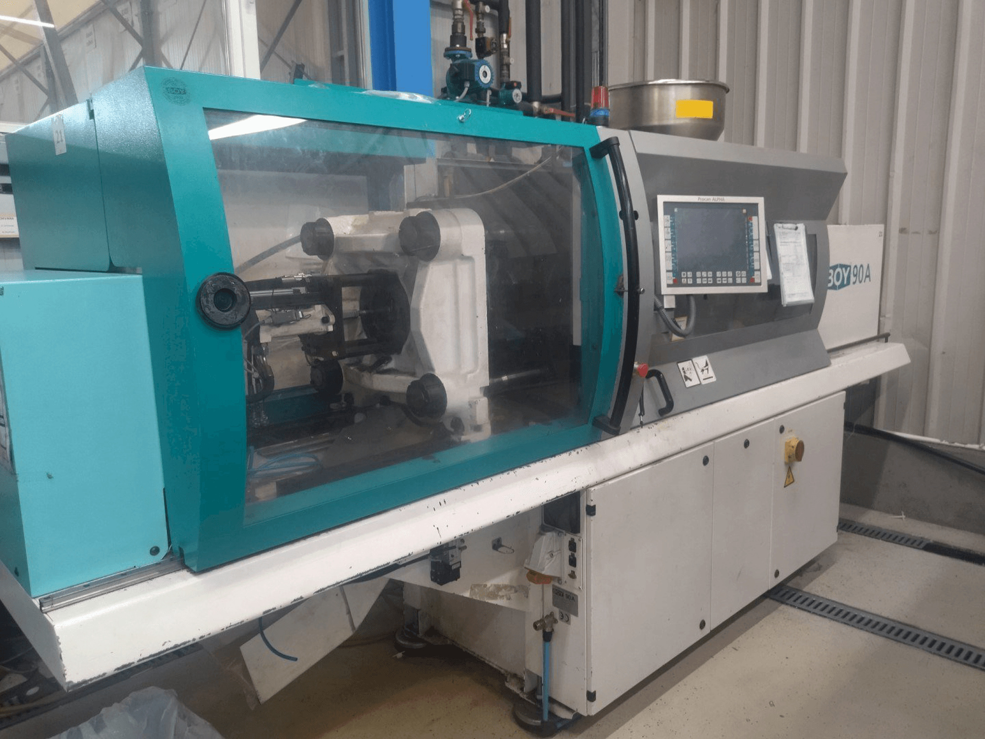 Prikaz stroja BOY 90A sprijeda