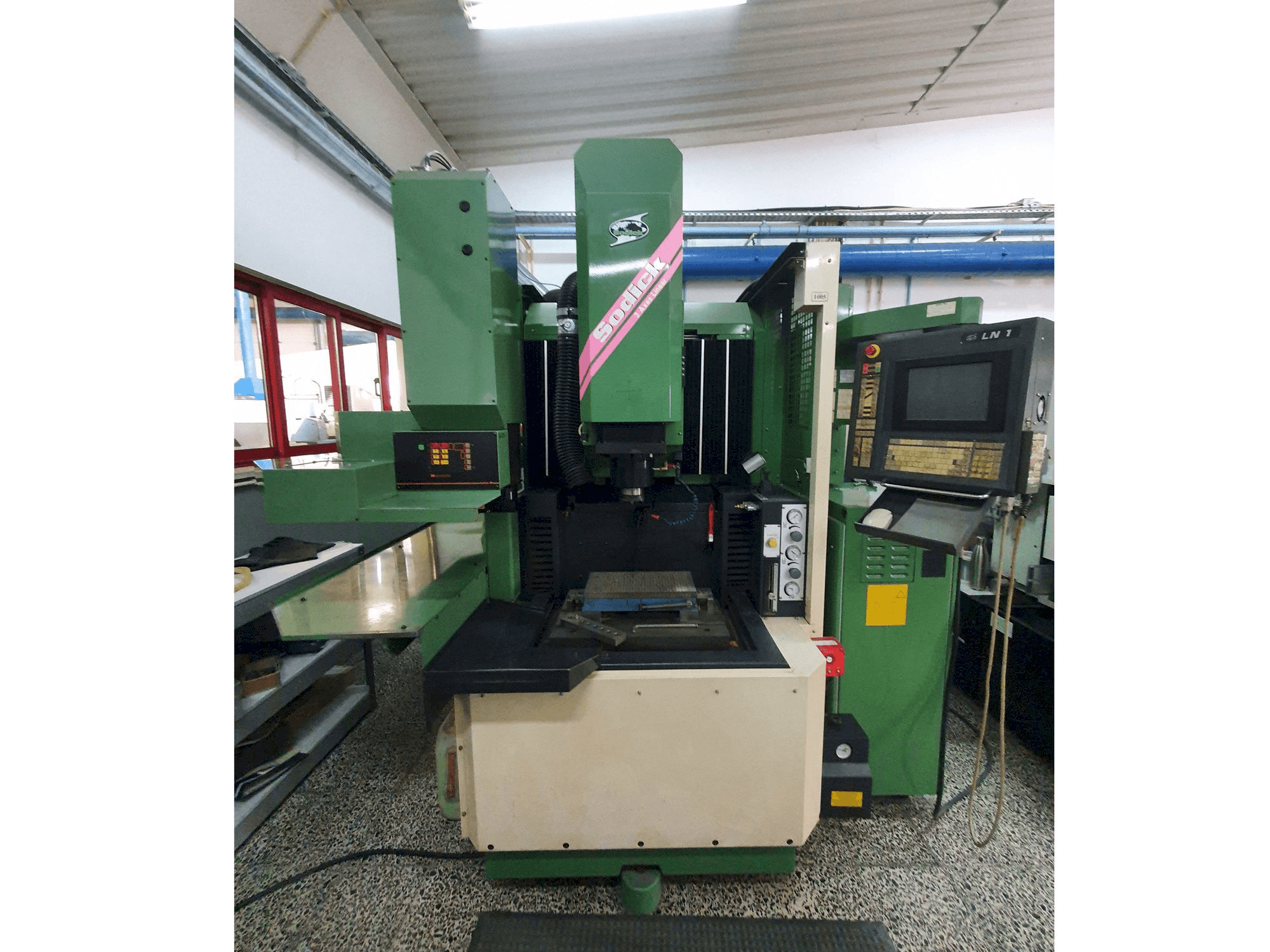 Prikaz stroja Sodick AQ35L sprijeda