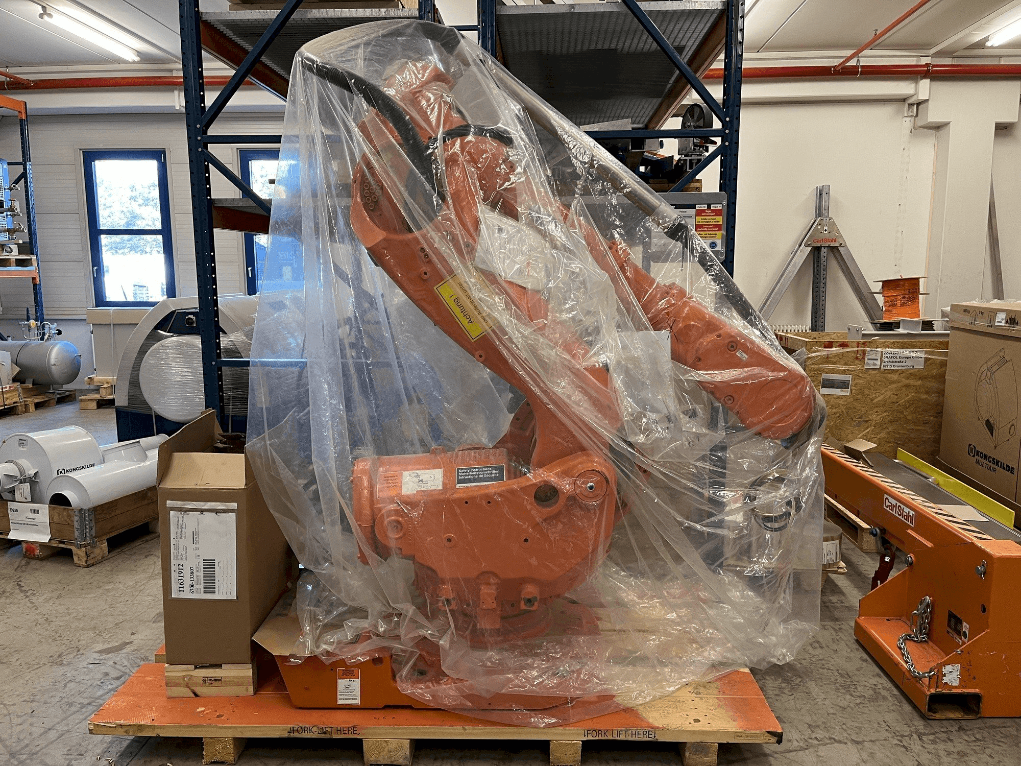 Prikaz stroja ABB IRB 6600 M2004 sprijeda