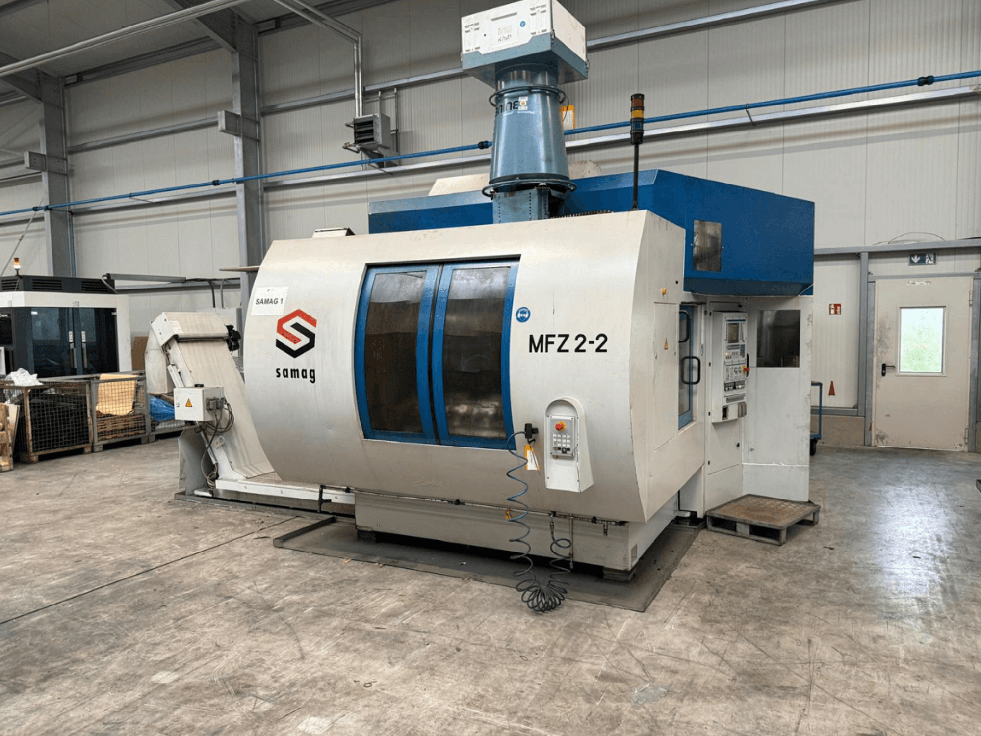 Samag MFZ 2-2 alatni stroj, prednji pogled, prikazuje upravljačku ploču i plavi vrh, sa sigurnosnim značajkama u industrijskom okruženju.