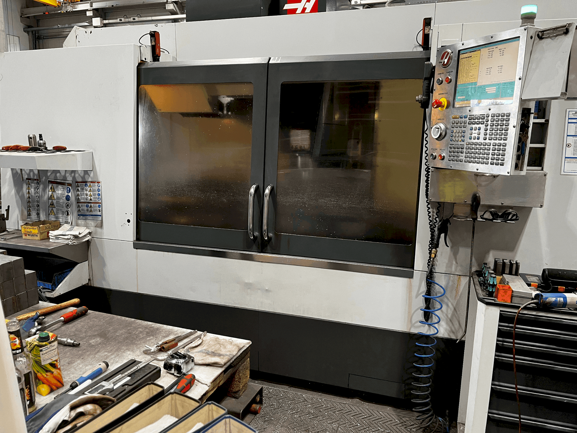 Prikaz stroja HAAS VM-6 sprijeda