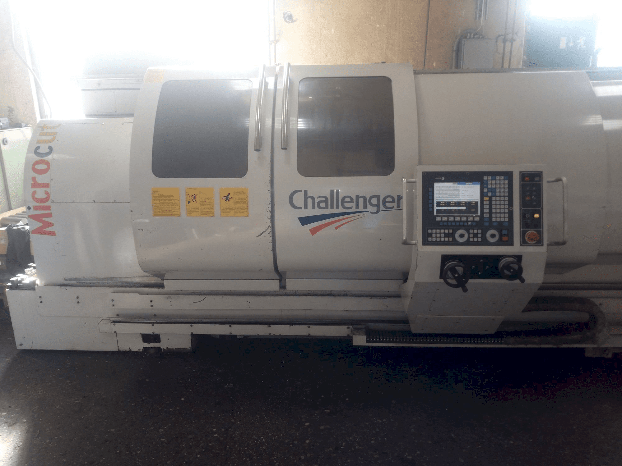 Prikaz stroja MICROCUT BNC 2280 sprijeda