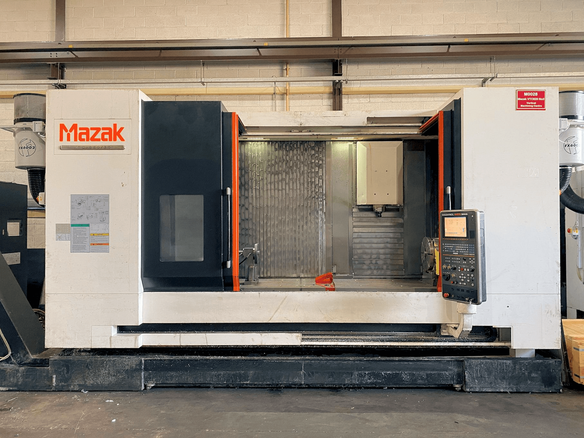 Prikaz stroja Mazak VTC-820/30 sprijeda