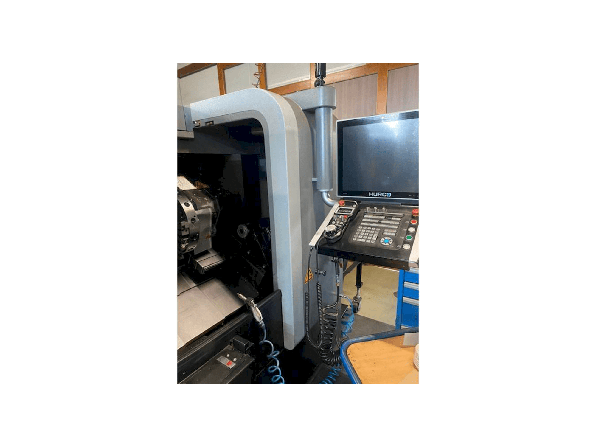 Prikaz stroja Hurco TM8i sprijeda