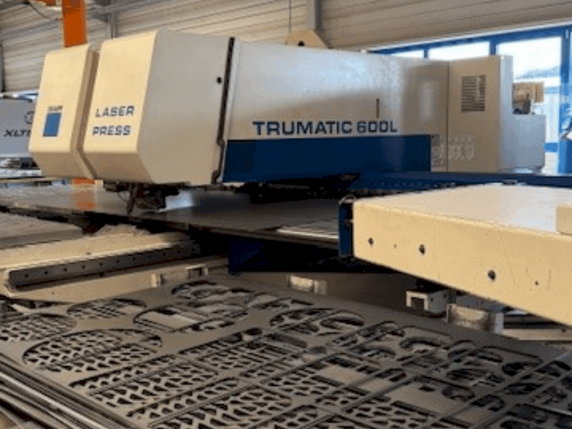 Prikaz stroja TRUMPF Trumatic 600L sprijeda