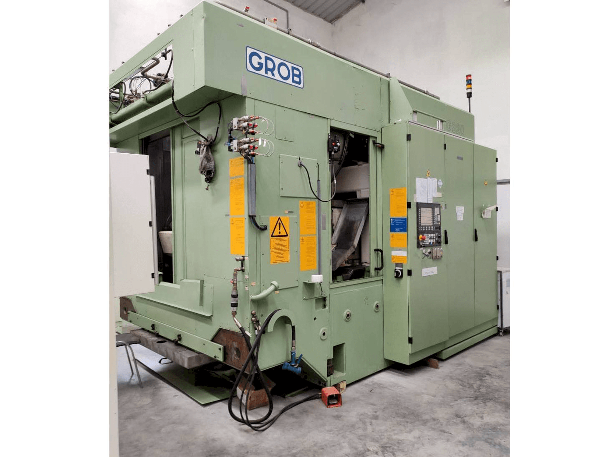 Prikaz stroja GROB G320 sprijeda