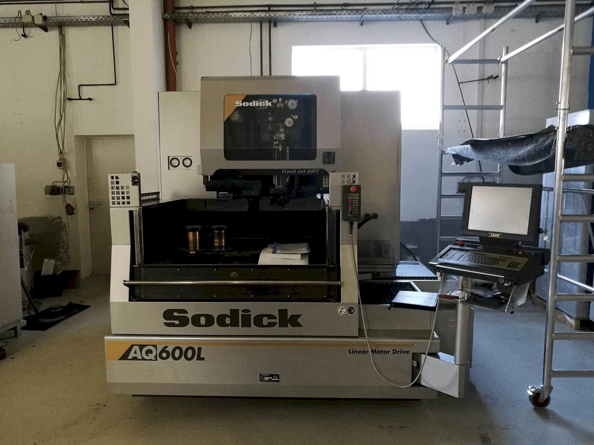 Prikaz stroja Sodick AQ600L sprijeda