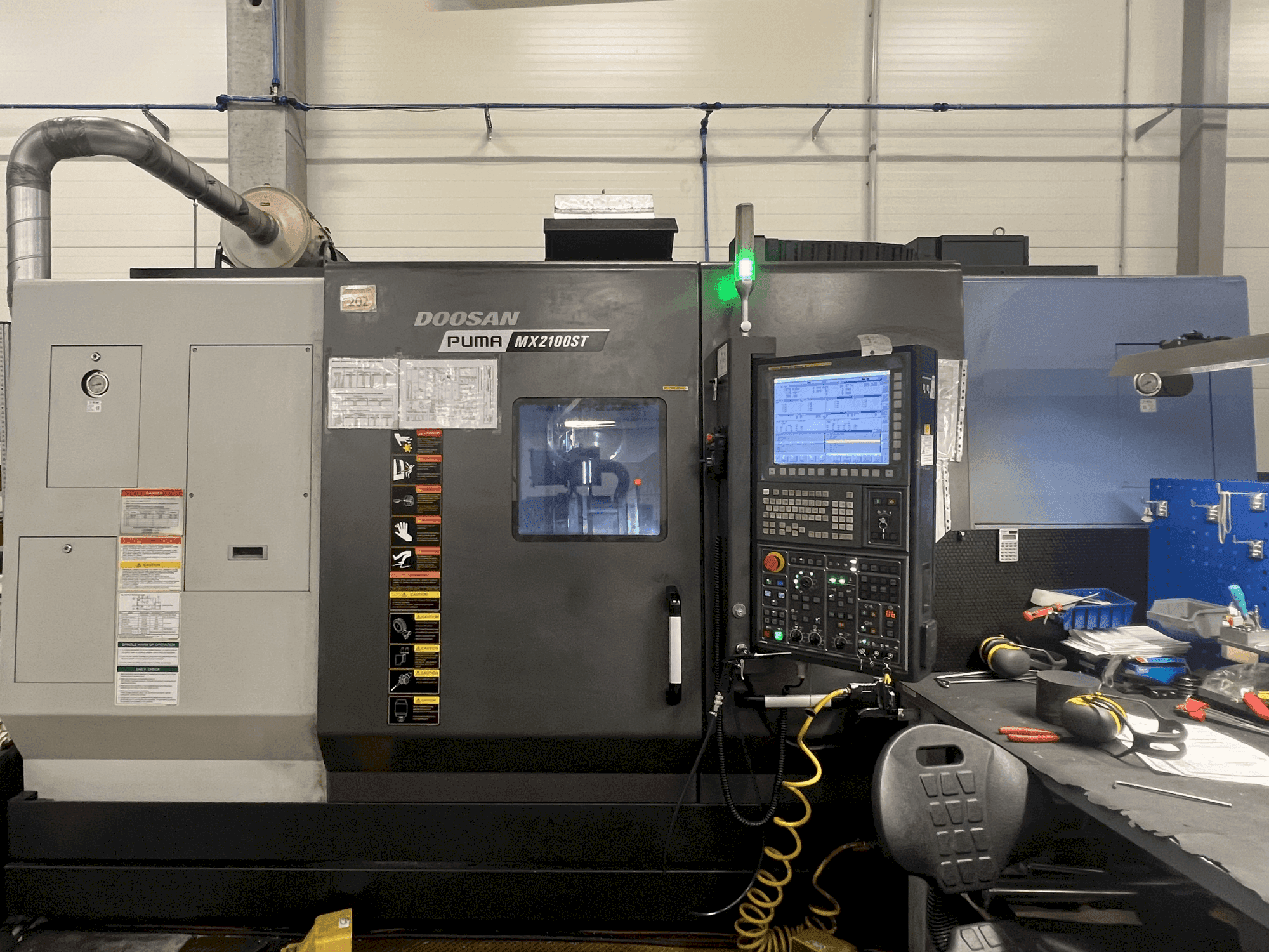 Prikaz stroja DOOSAN MX2100ST sprijeda