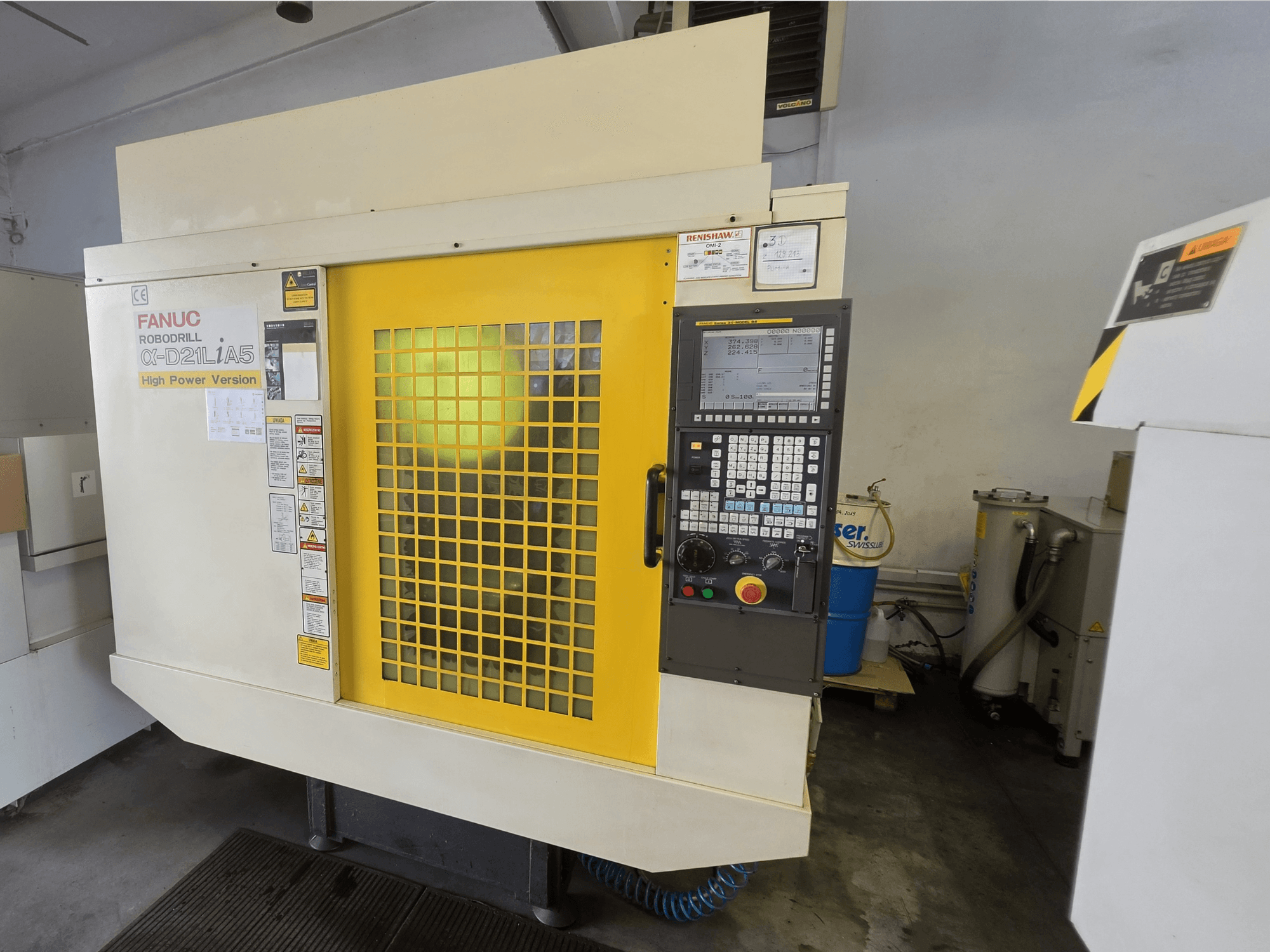 Vertikalni obradni centar FANUC ROBODRILL alpha-D21LiA5, prednji pogled, sa žutim sigurnosnim vratima i upravljačkom pločom.