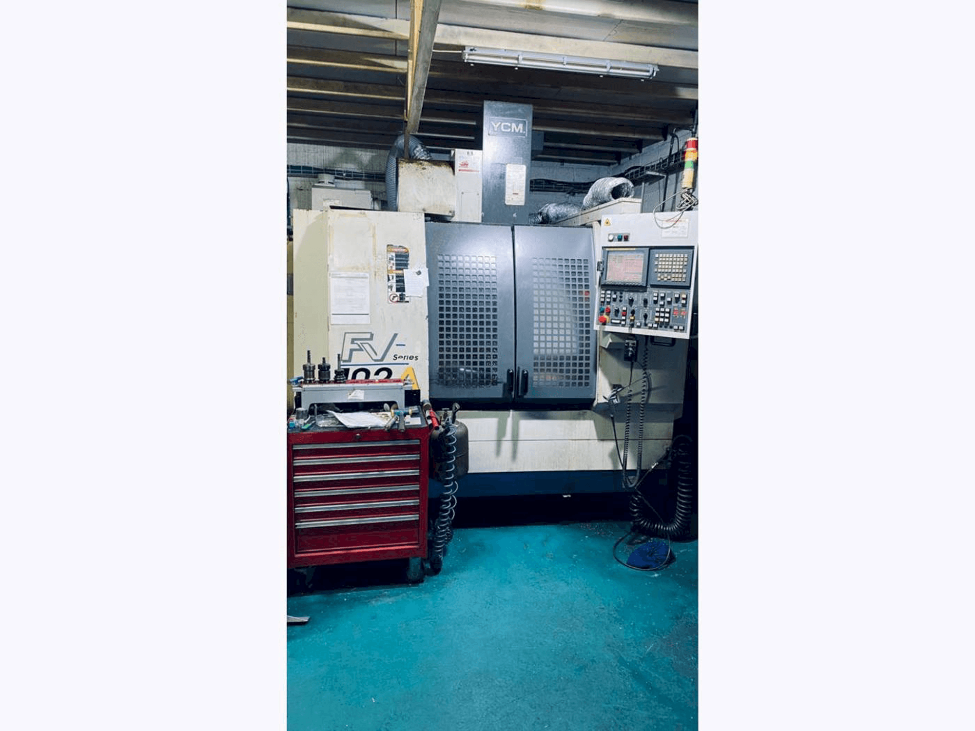 Prikaz stroja YCM FV102A sprijeda
