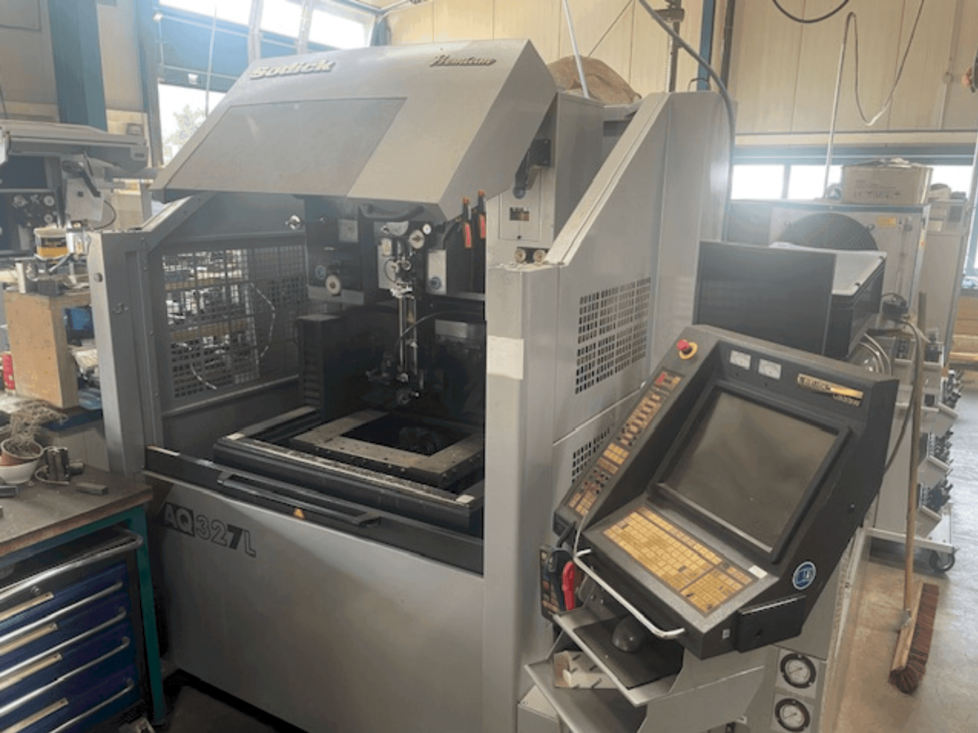 Prikaz stroja Sodick AQ327l sprijeda