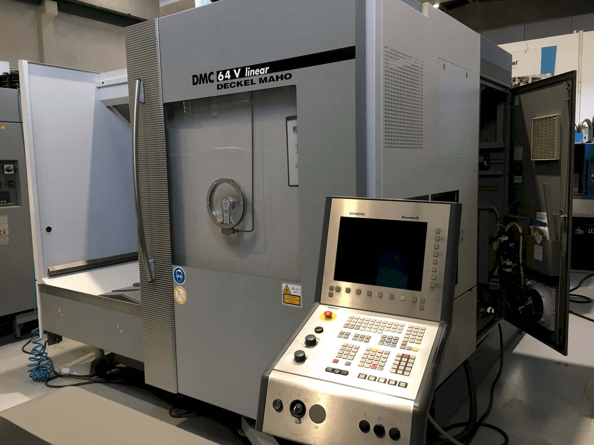 Prikaz stroja DECKEL MAHO DMC 64V linear sprijeda