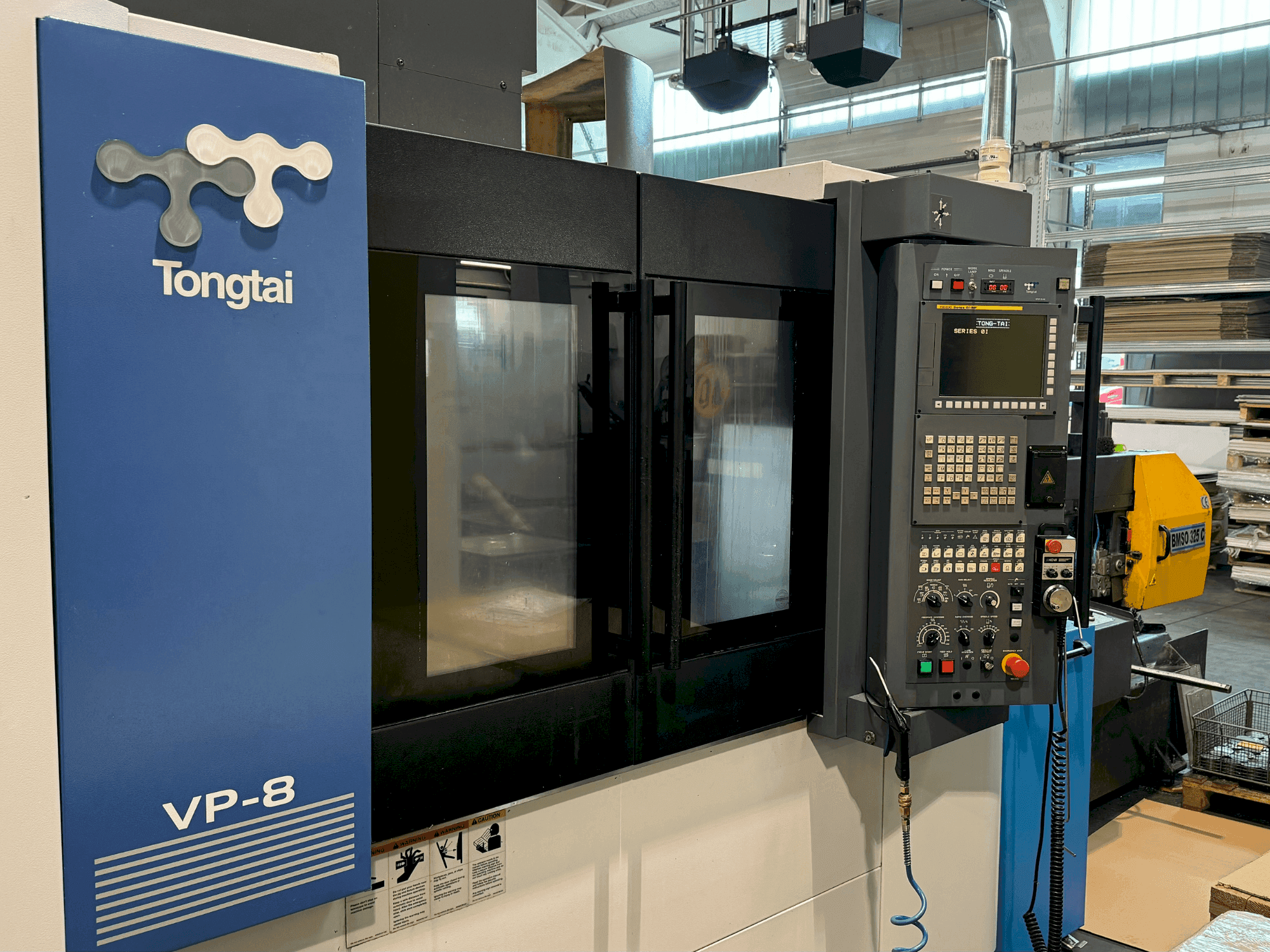 Prikaz stroja Tongtai VP-8 sprijeda
