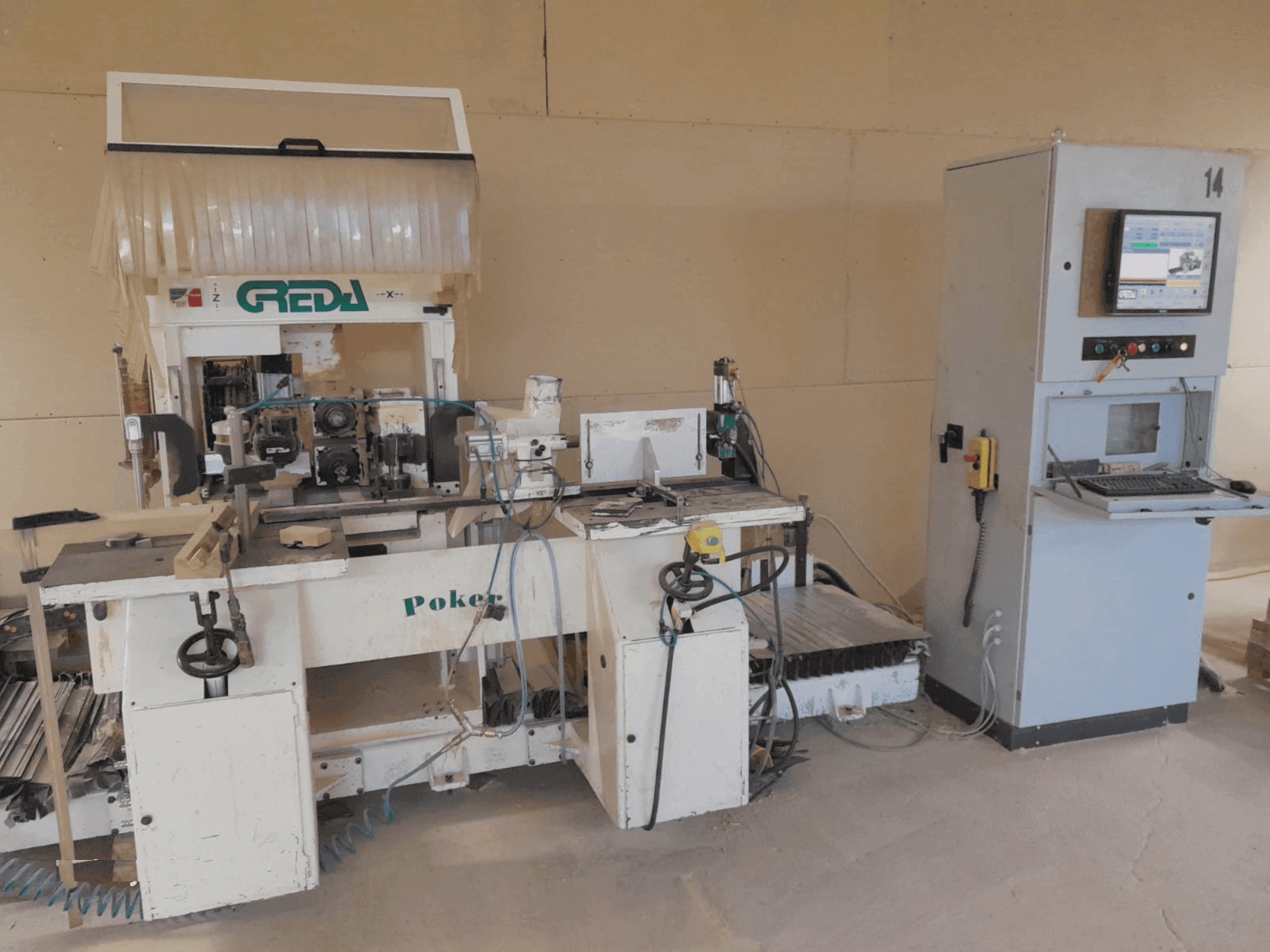 Prikaz stroja GREDA POKER sprijeda