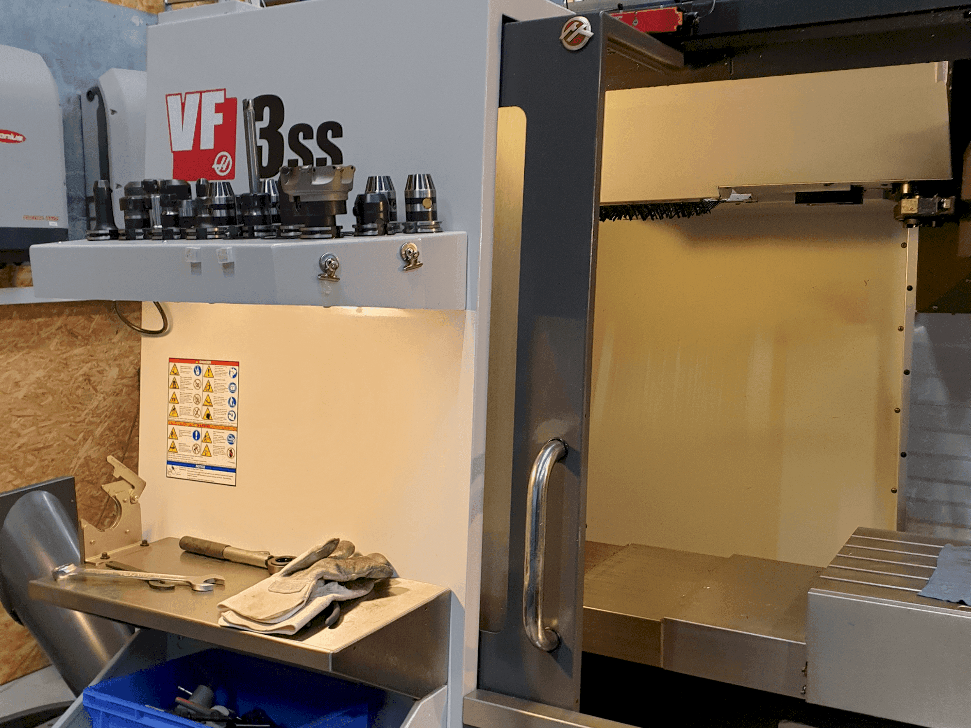 Prikaz stroja HAAS VF-3SS sprijeda