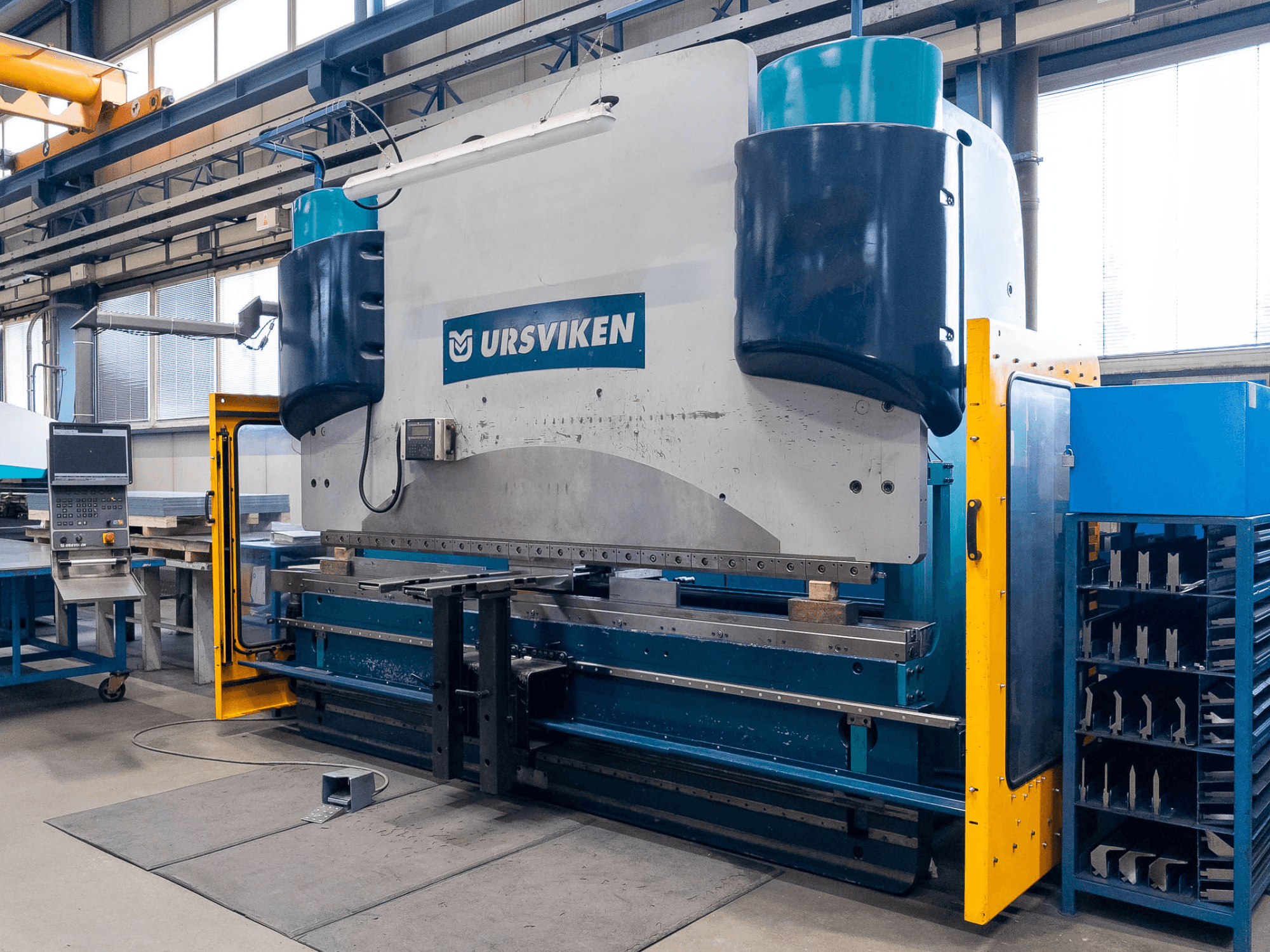 Ursviken Optiflex 130 3.1M preša za savijanje u proizvodnom okruženju, s prednjim pogledom i upravljačkom pločom.