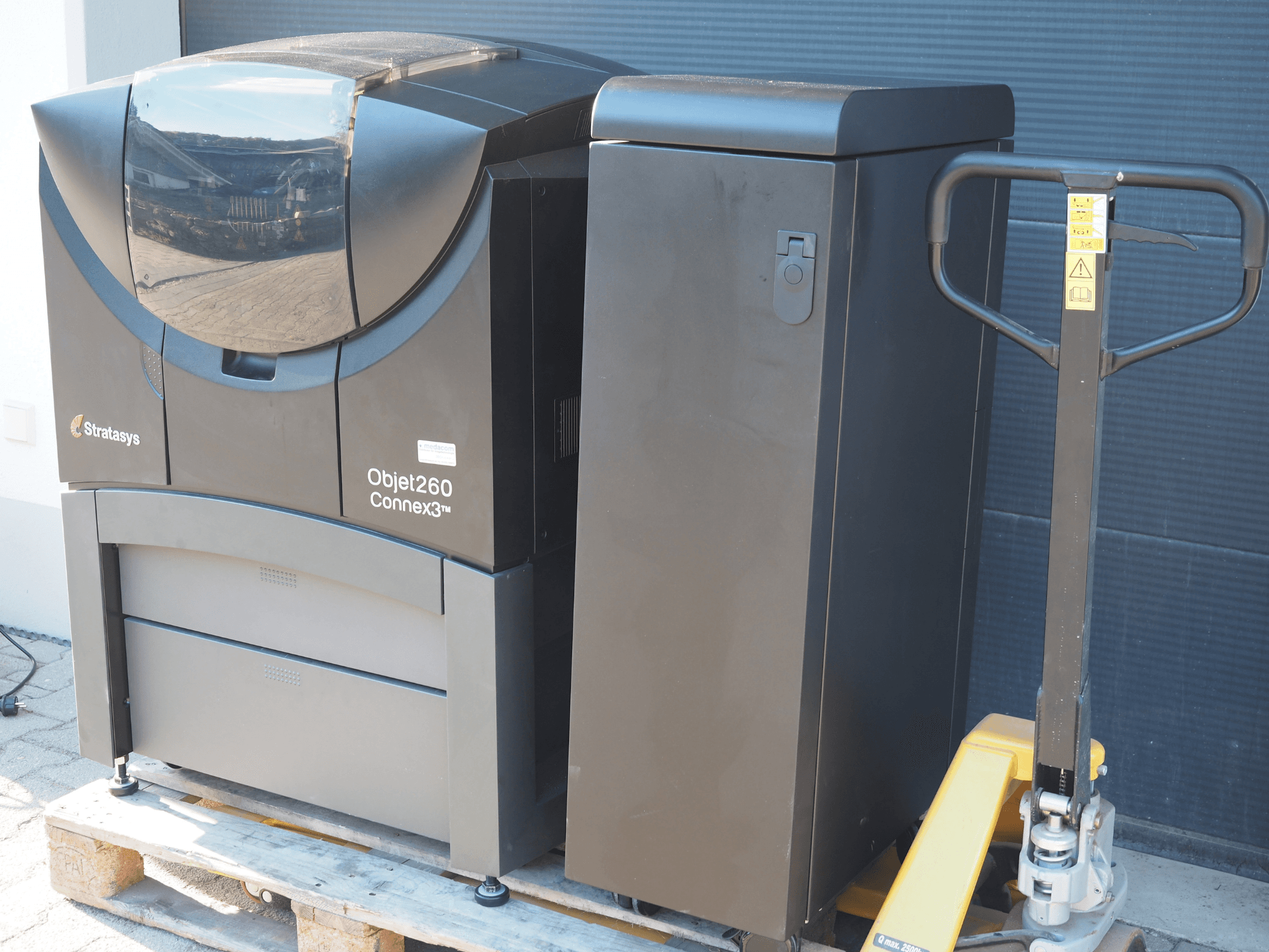 Stratasys Objet260 Connex3 plastični 3D printer, bočni pogled, ima kompaktan dizajn s upravljačkom pločom i spojenim spremnikom za materijal.