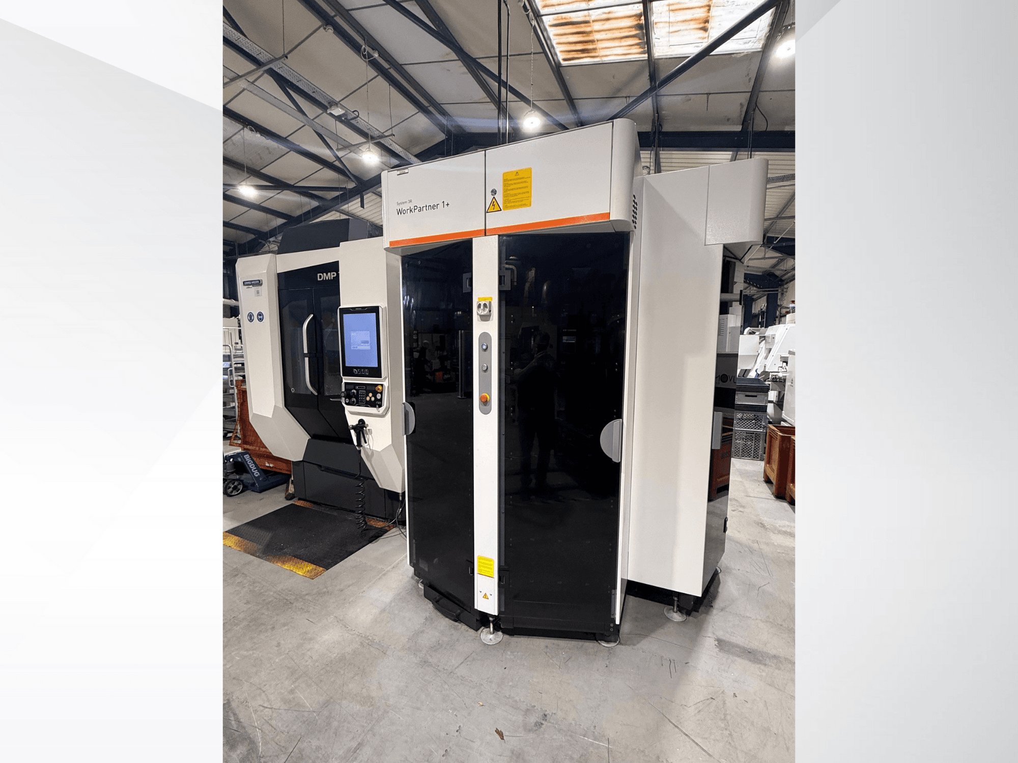 DMP WorkPartner 1+, prednji pogled; ima zaslon osjetljiv na dodir i sigurnosne indikatore u proizvodnom okruženju.