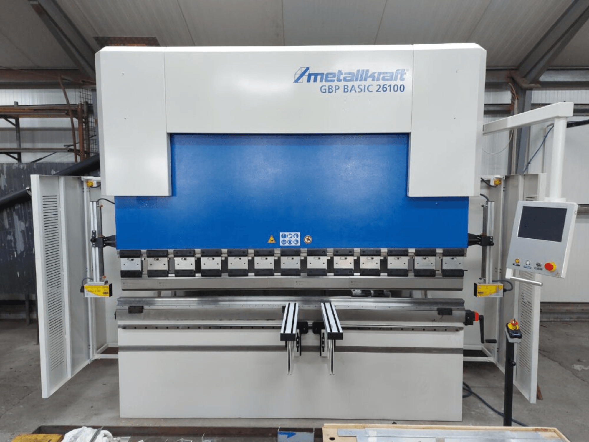 Stroj za savijanje valjcima Metallkraft GBP BASIC 26100 u prednjem pogledu, s prikazom upravljačke ploče i značajki područja savijanja.