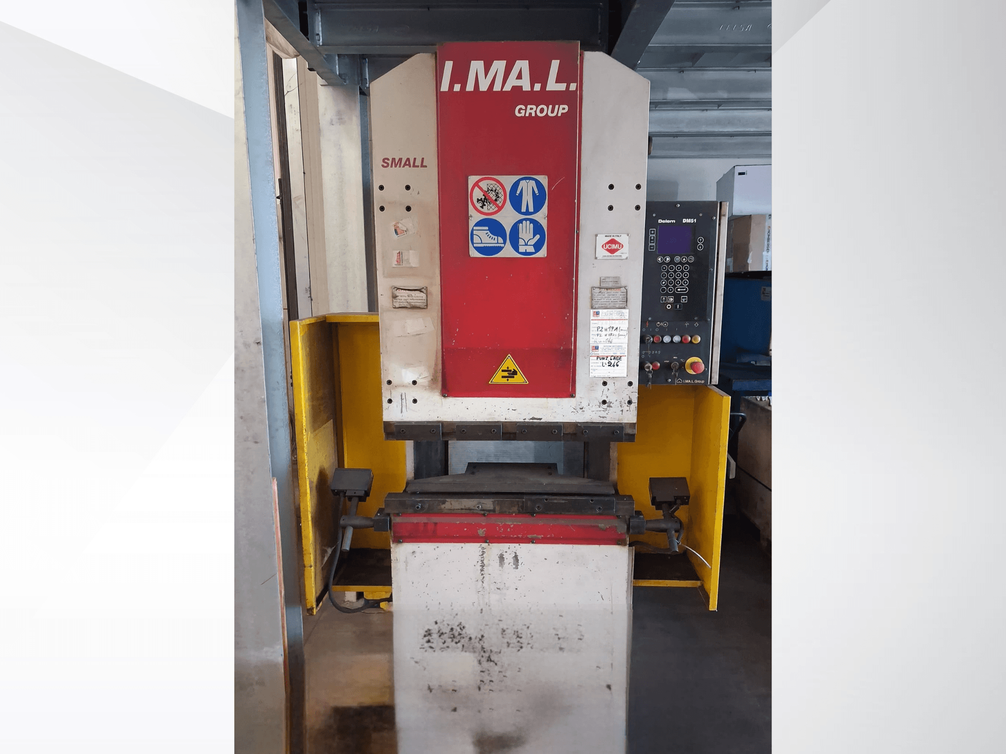 Prednji pogled na prešu za savijanje IMAL SMALL 835/25 s upravljačkom pločom, sigurnosnim znakovima i žutim zaštitnim štitnikom.