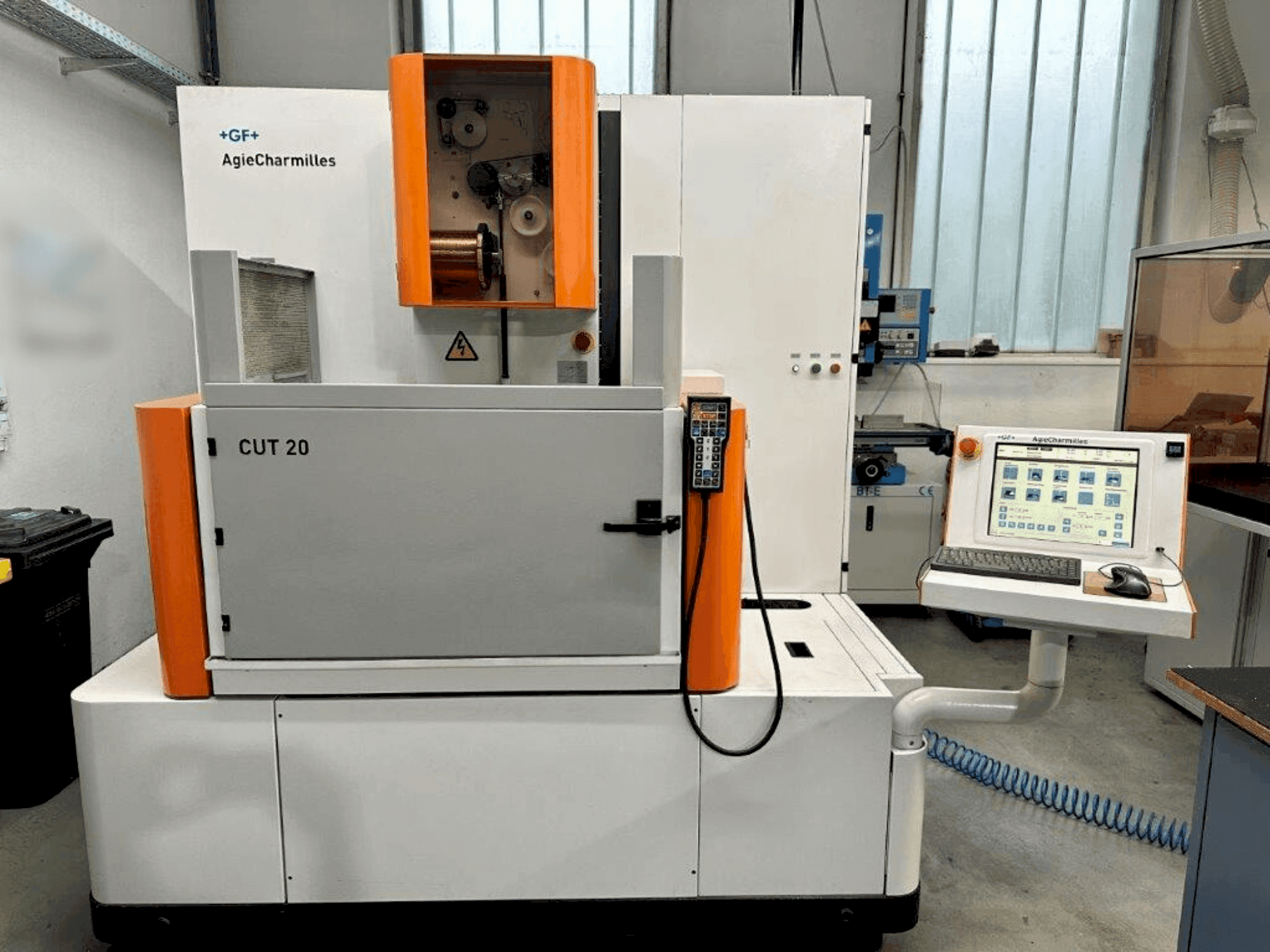 Prikaz stroja AGIE CUT 20 sprijeda