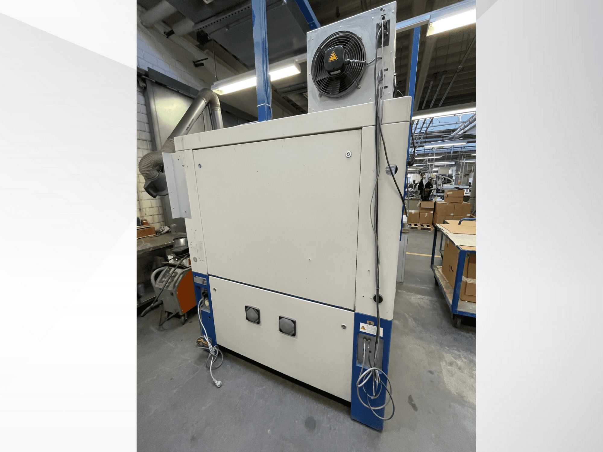 Industrijska sušilica s ventilatorom, bočni pogled; ima ventilaciju i više električnih priključaka. Marka/model nisu vidljivi.