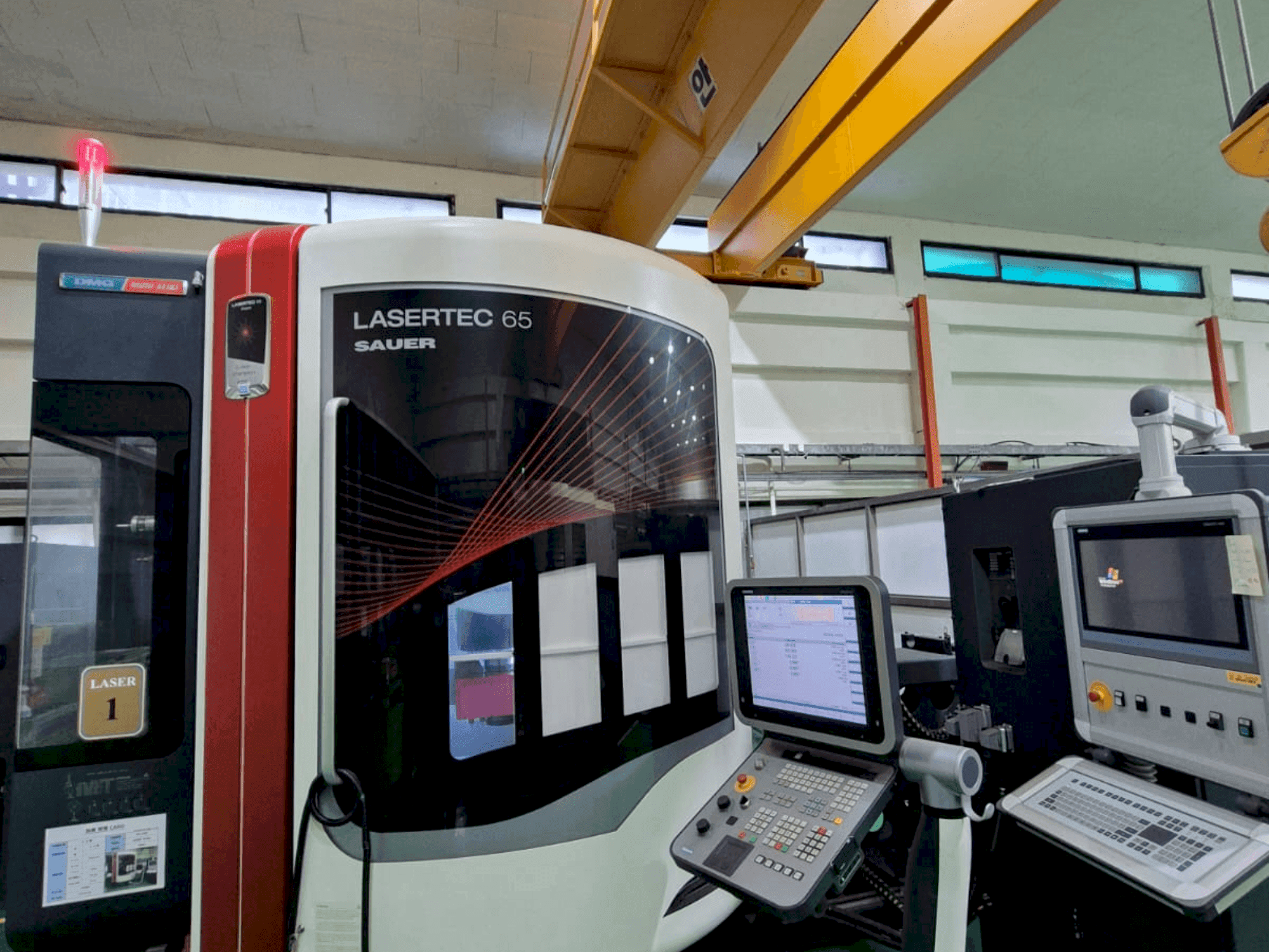 Prikaz stroja DMG Mori Seiki LaserTech 65 sprijeda