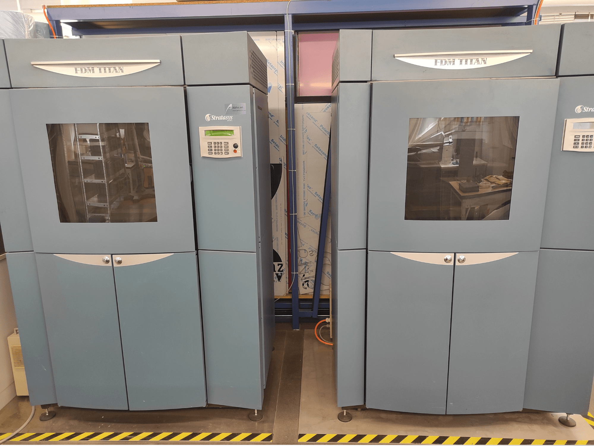 Prednji pogled na plastični 3D printer Stratasys FDM TitanTI T0031; ima zaslon i prozirni prozor.